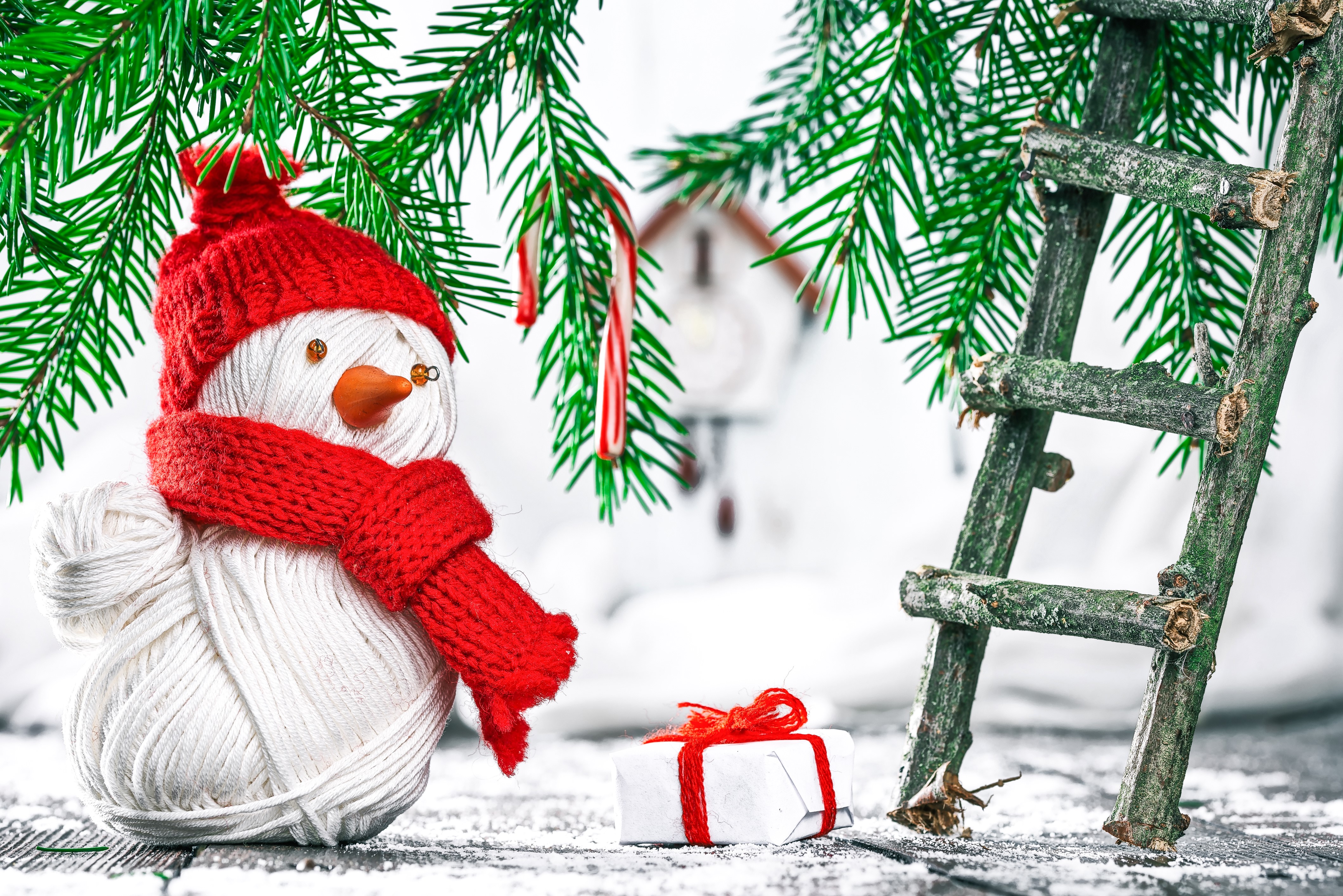 Christmas snowman with candy canes and gift HD Wallpaper