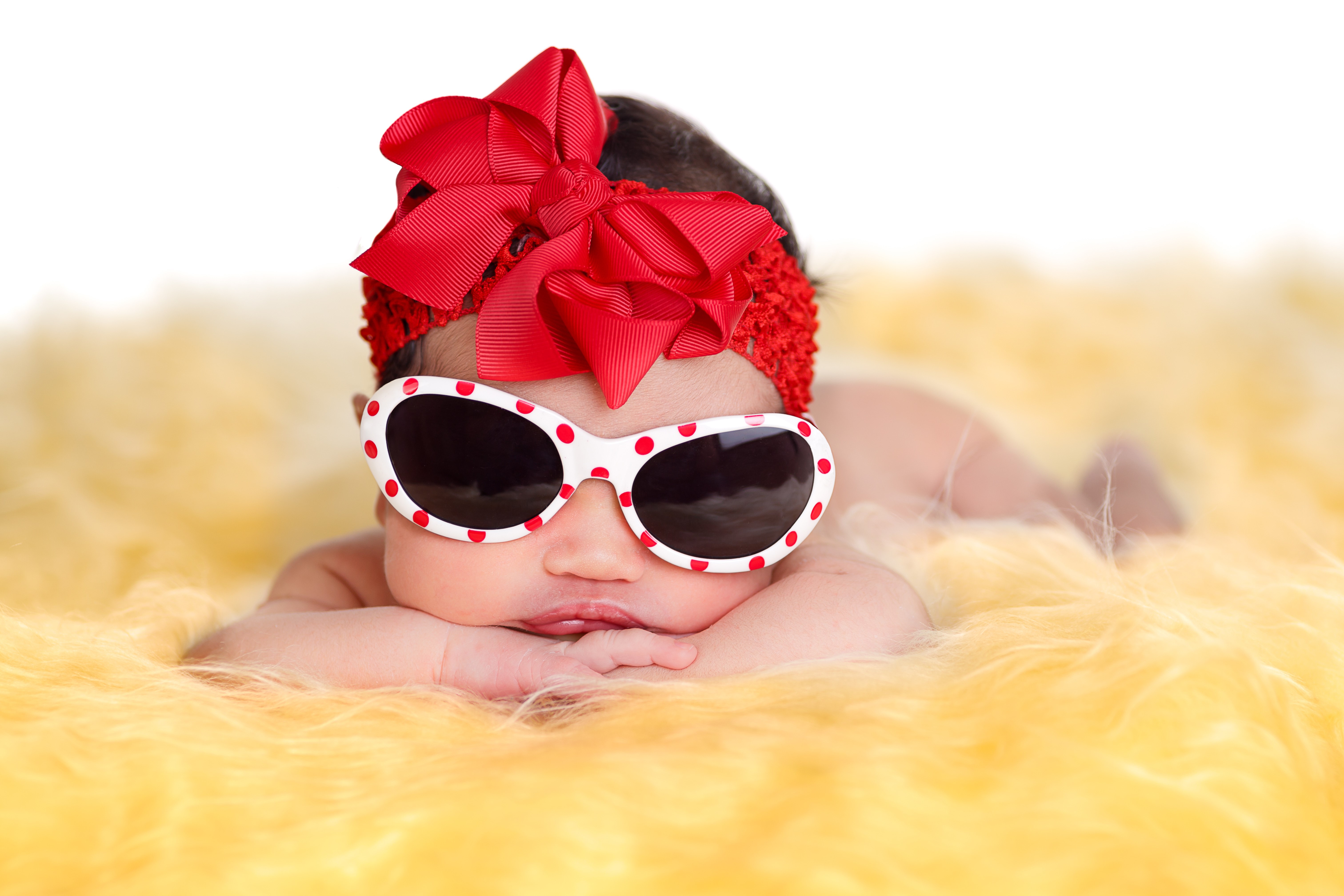 Baby wearing sunglasses and a red bow HD Wallpaper