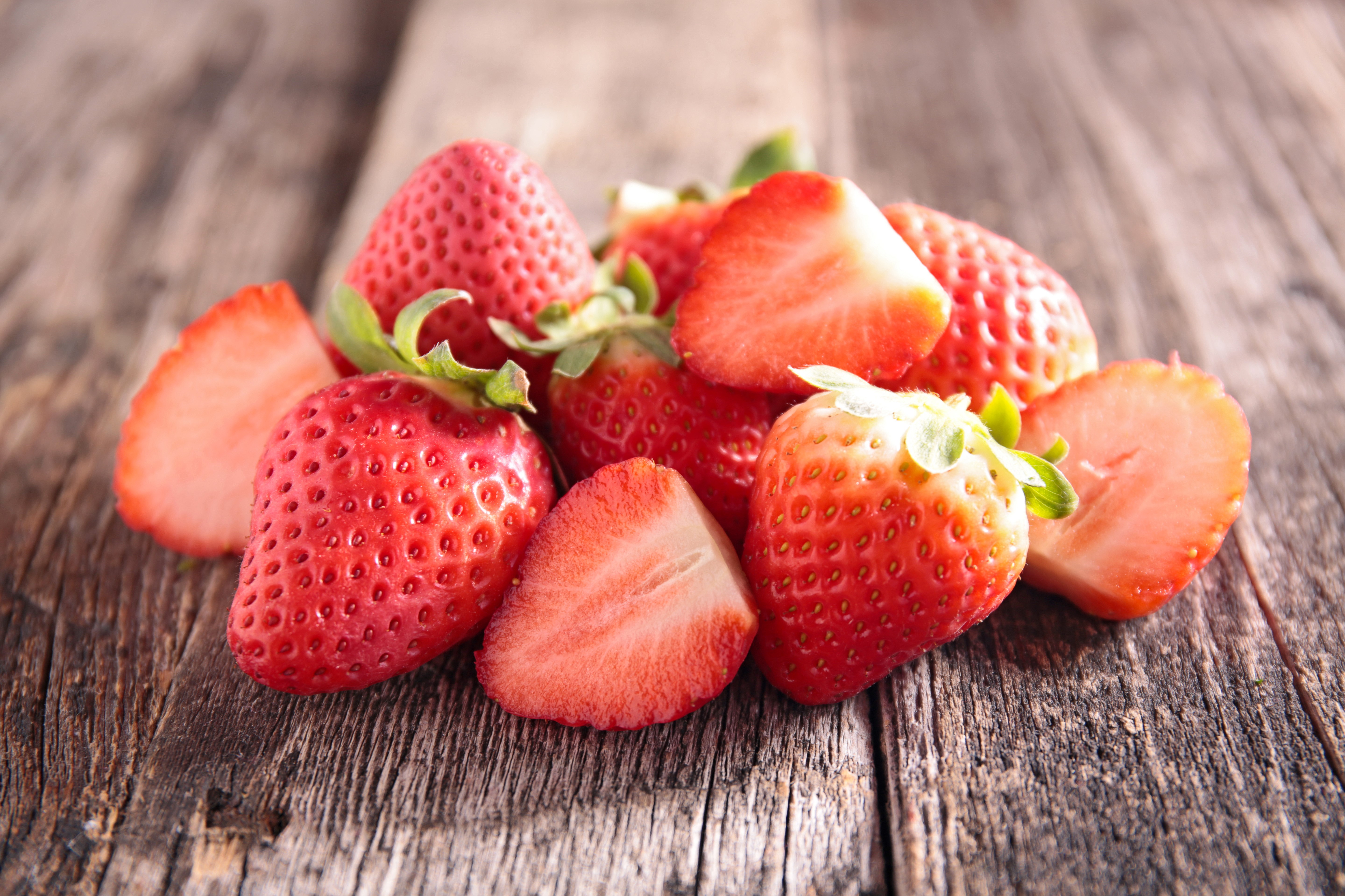 Strawberries on wood planks HD Wallpaper