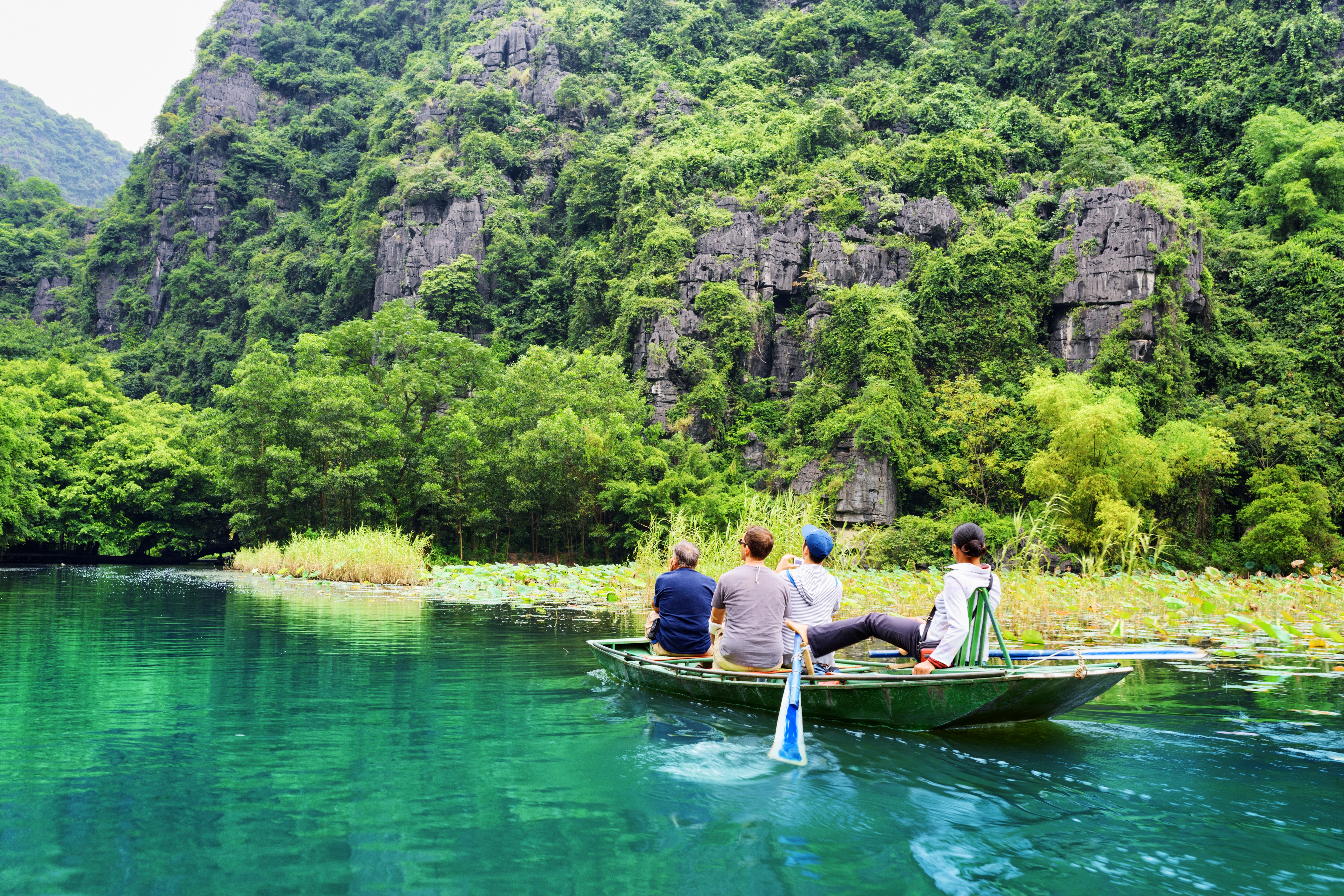 Boat trip on Ngo Dong River, Vietnam HD Wallpaper