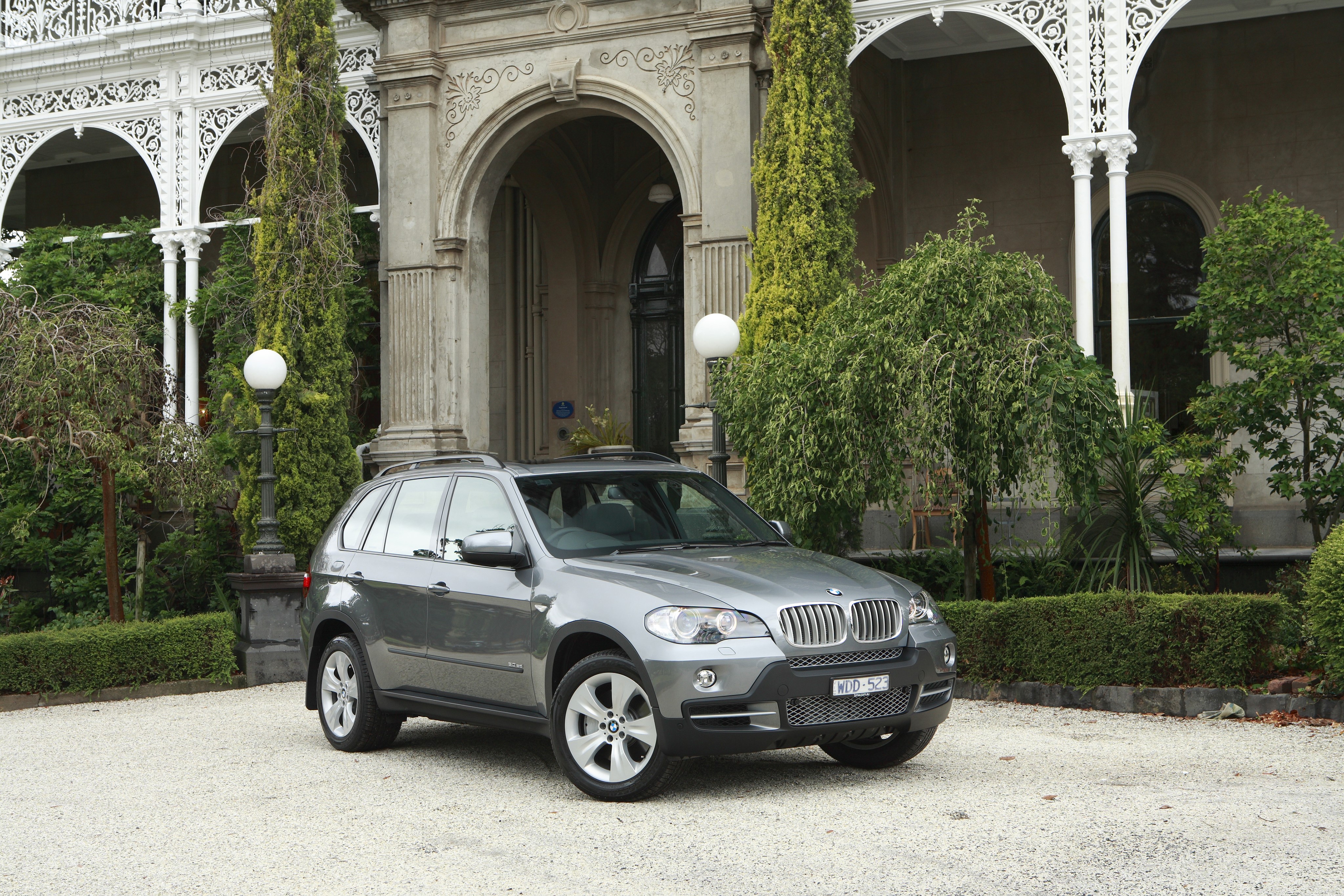 Grey BMW X5 3.0sd parked in front of a mansion HD Wallpaper