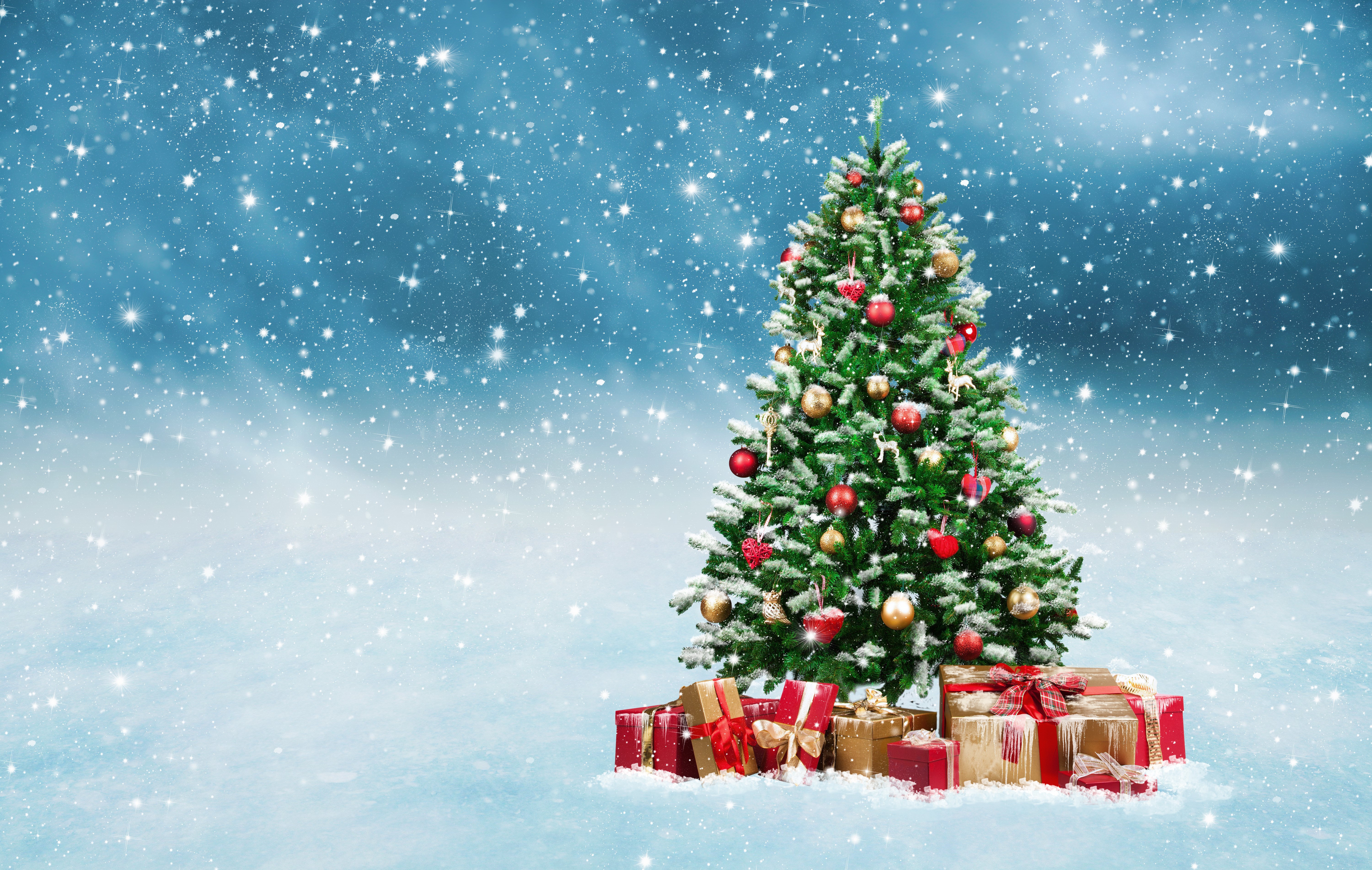 Christmas tree with gifts in the snow HD Wallpaper