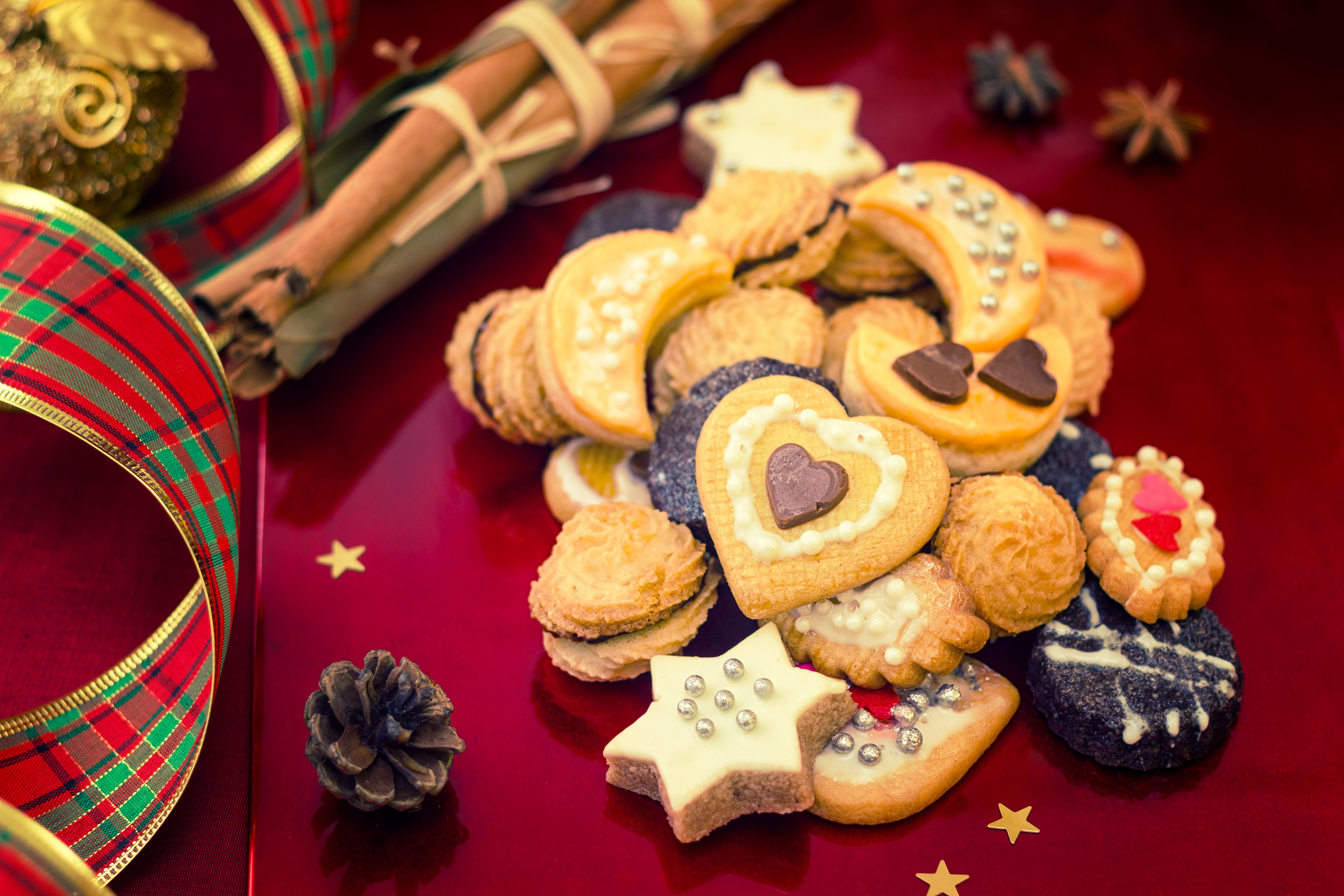 Christmas Cookies with Cinnamon and Pine Cones HD Wallpaper