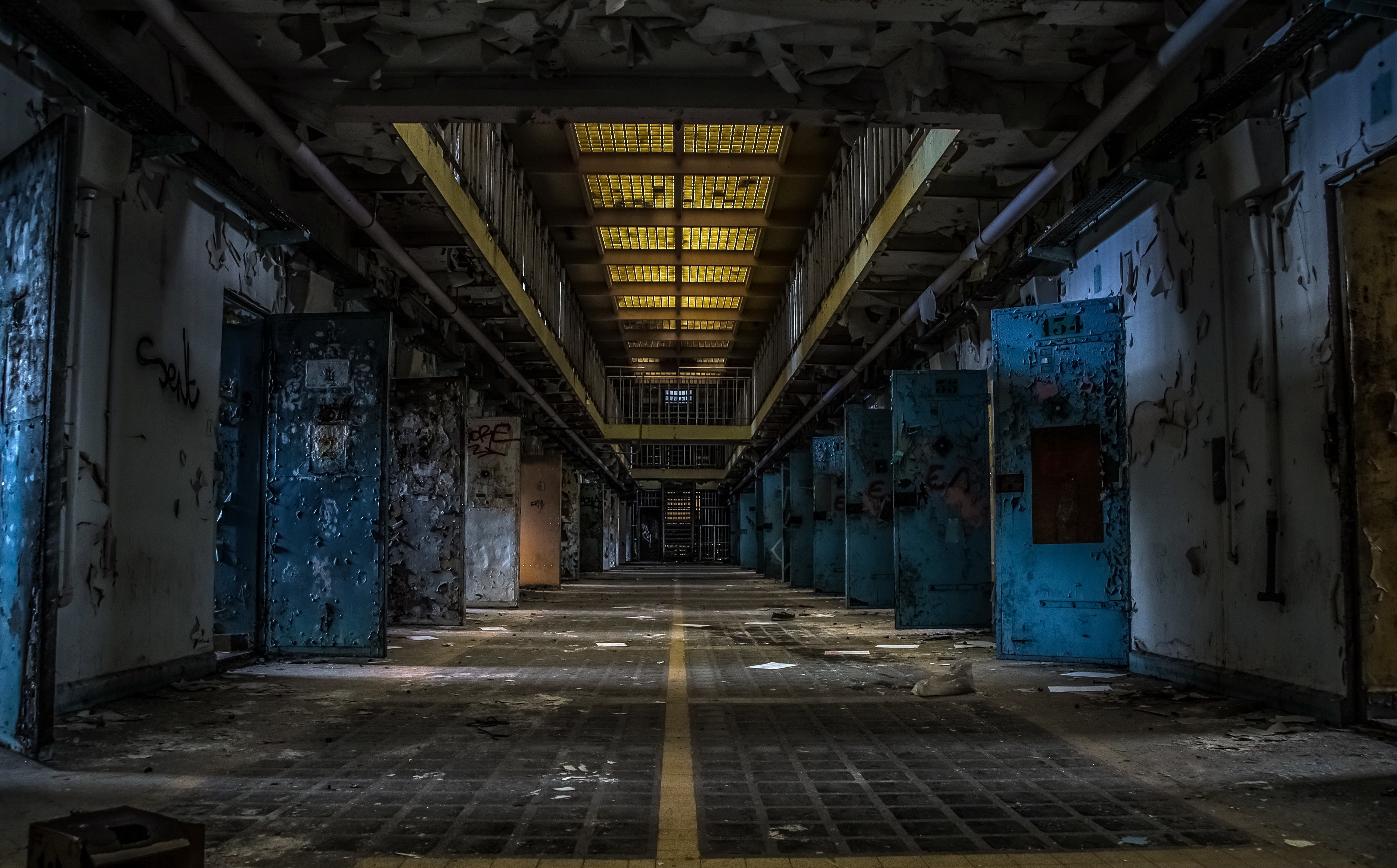 Abandoned prison corridor with cells HD Wallpaper