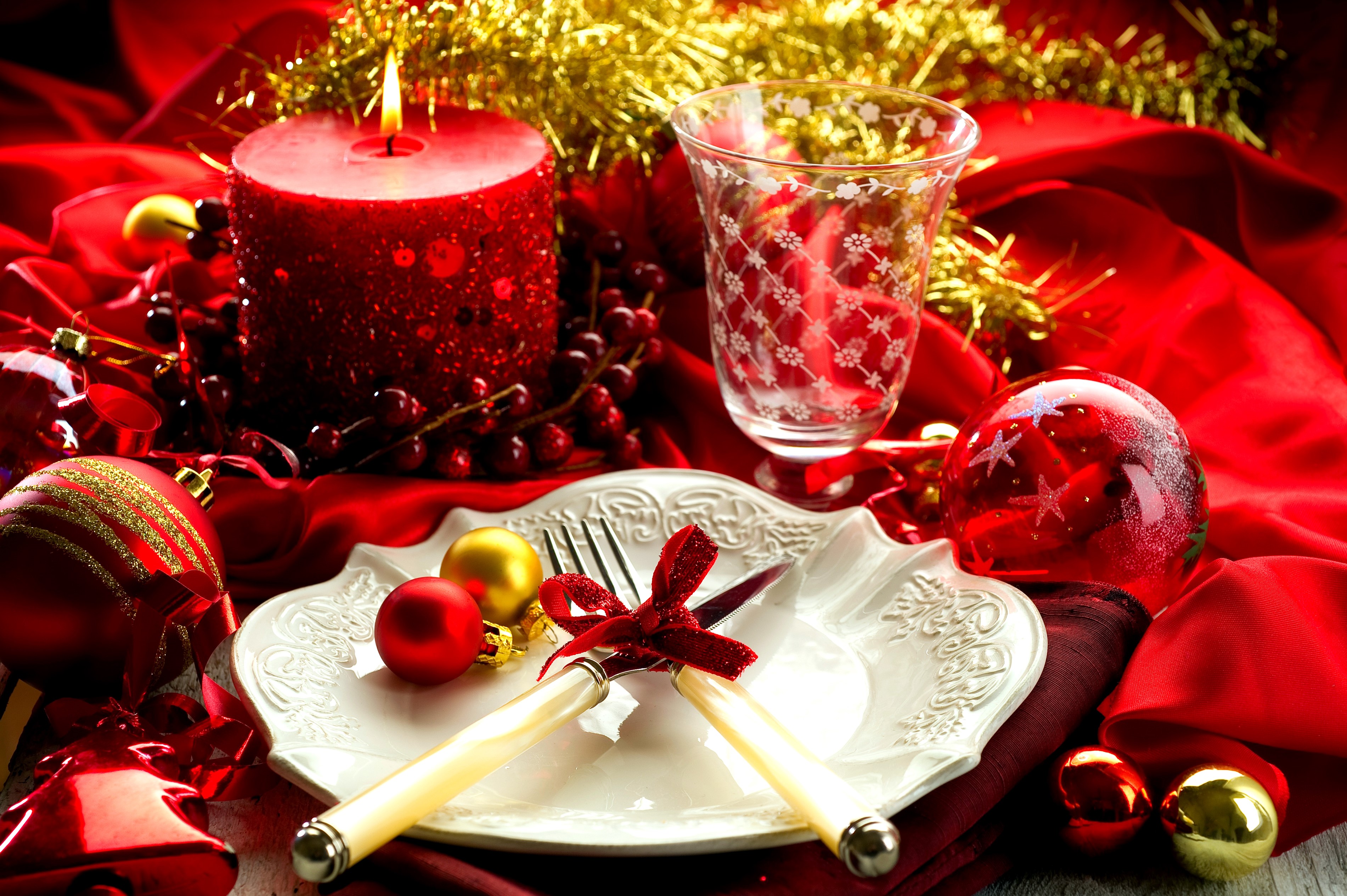 Christmas table setting with candle, plate, and ornaments HD Wallpaper