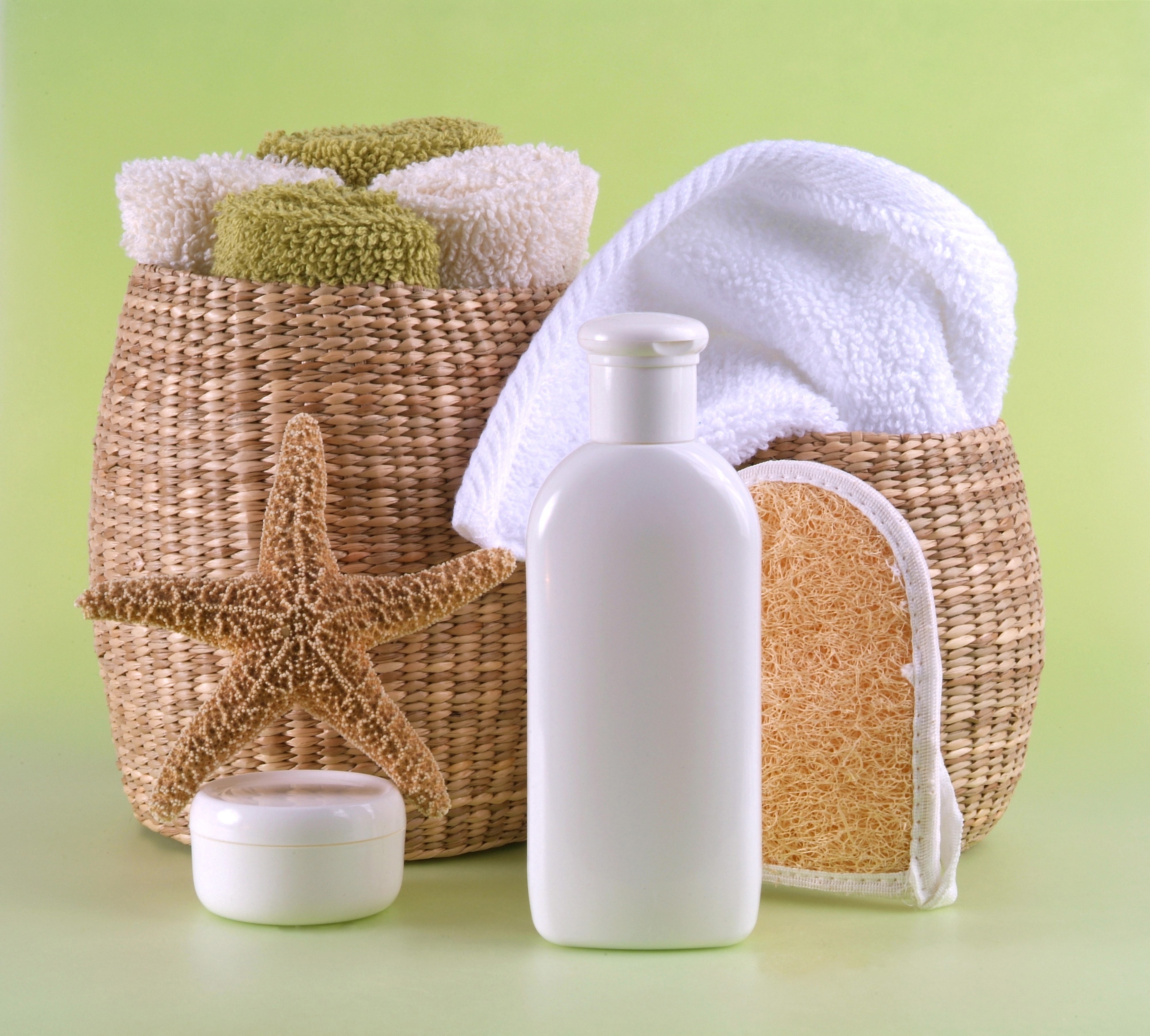 Spa items with starfish and towels in a wicker basket HD Wallpaper