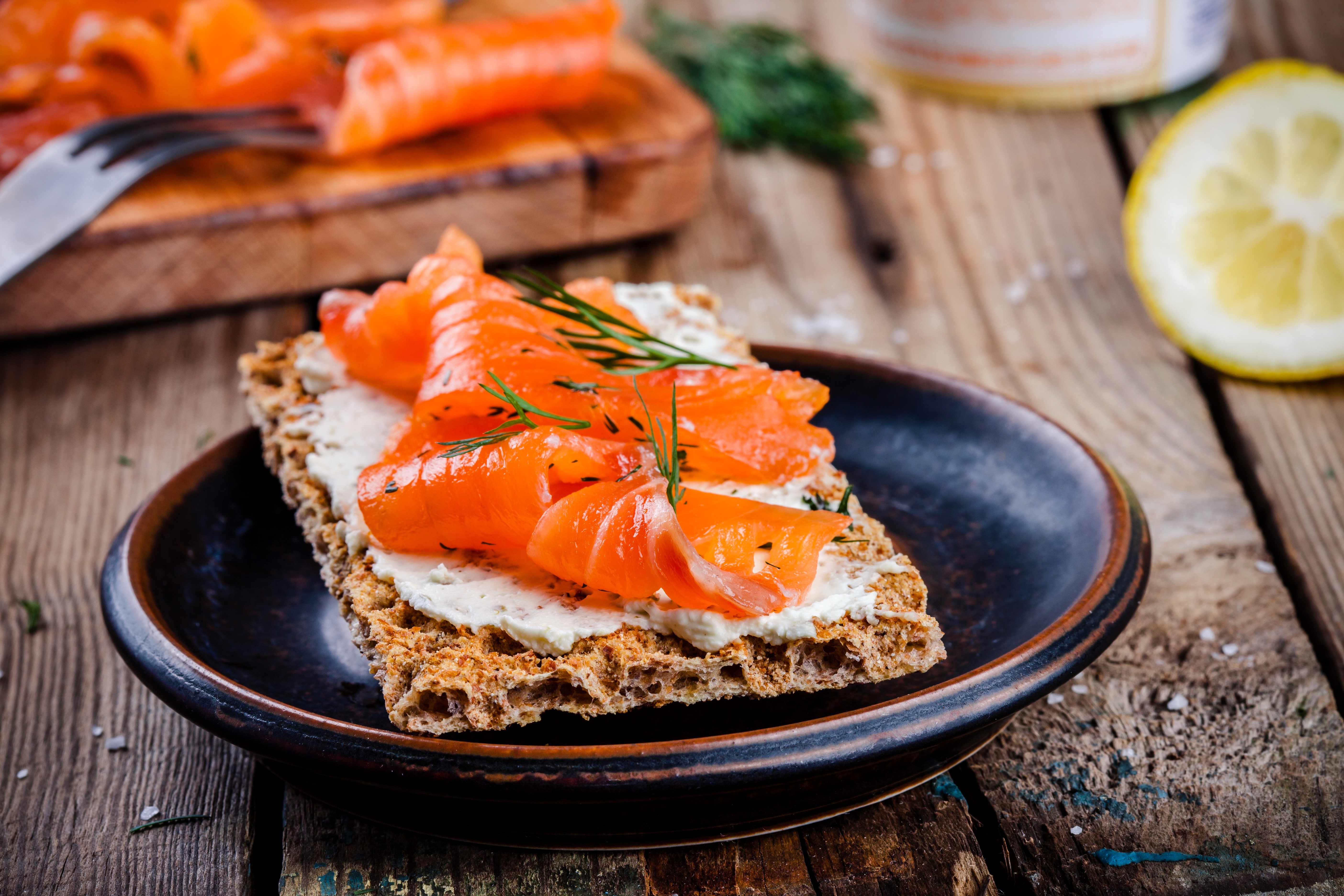 Salmon on crackers with cream cheese and dill HD Wallpaper