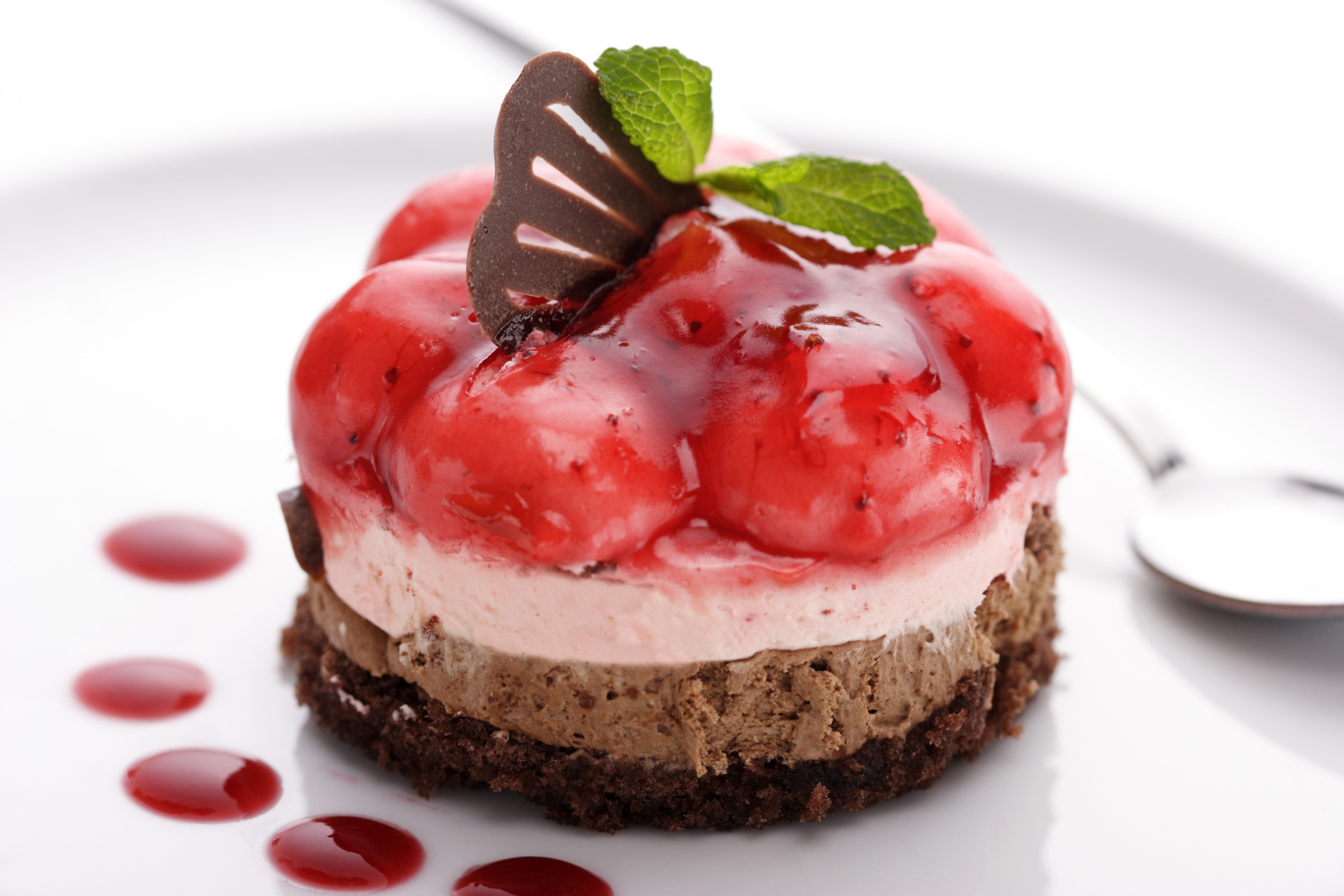Strawberry Chocolate Mousse Cake HD Wallpaper