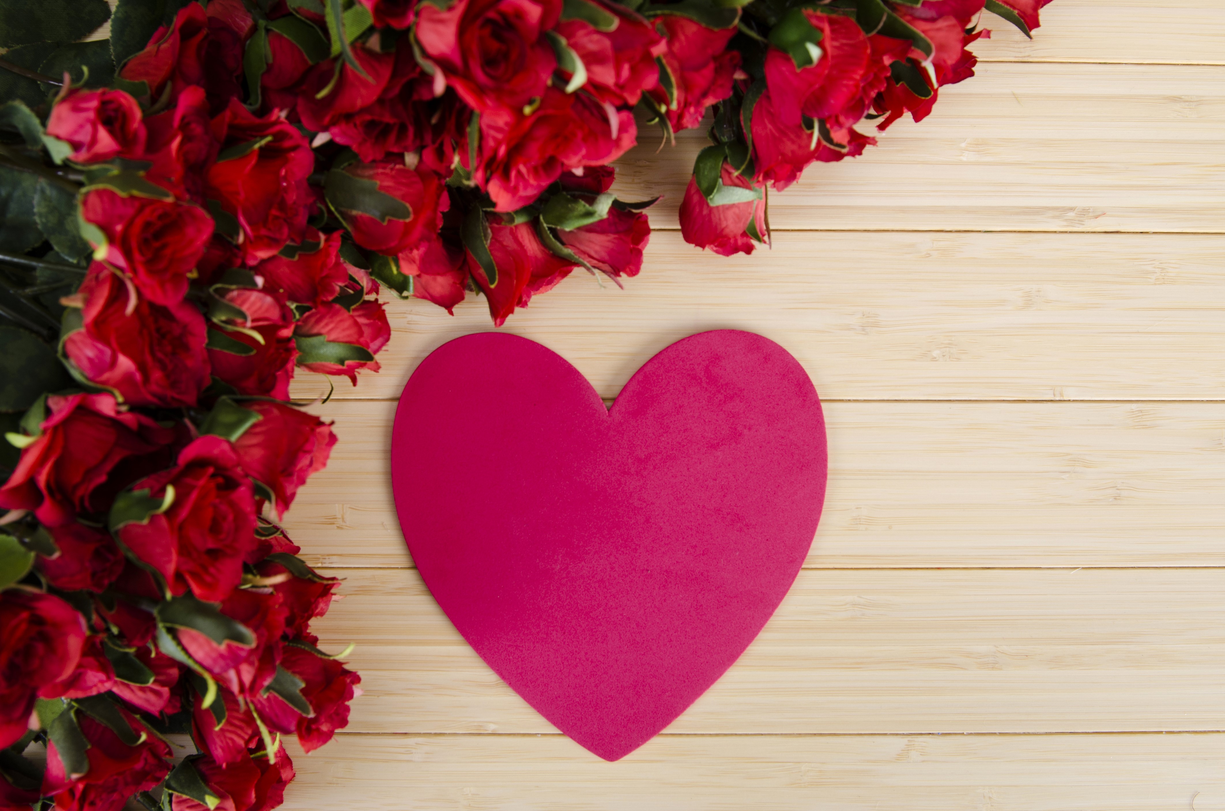 Red Roses and Pink Heart on Wood Planks HD Wallpaper