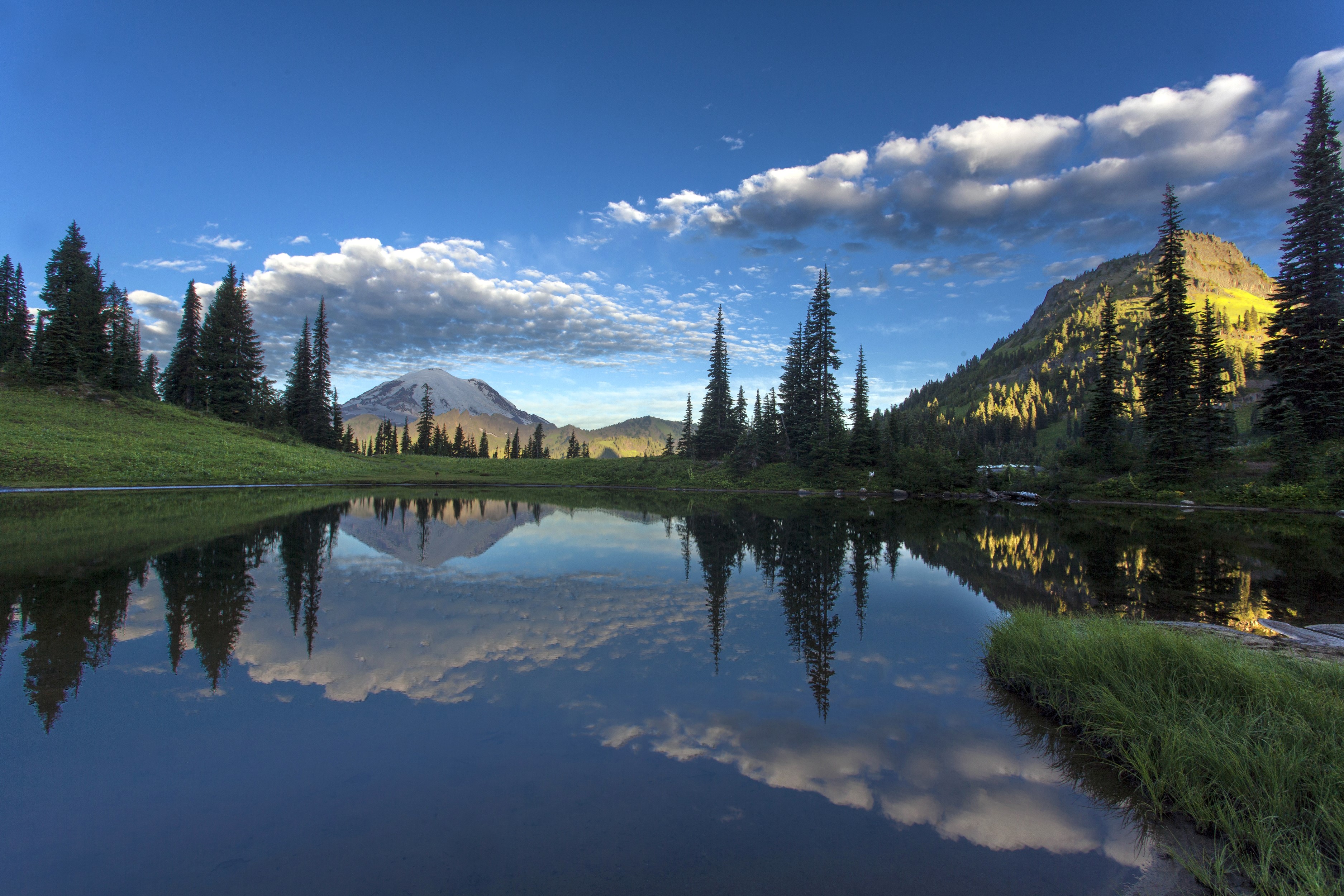 Tipsoo Lake with Mount Rainier reflection in Washington HD Wallpaper