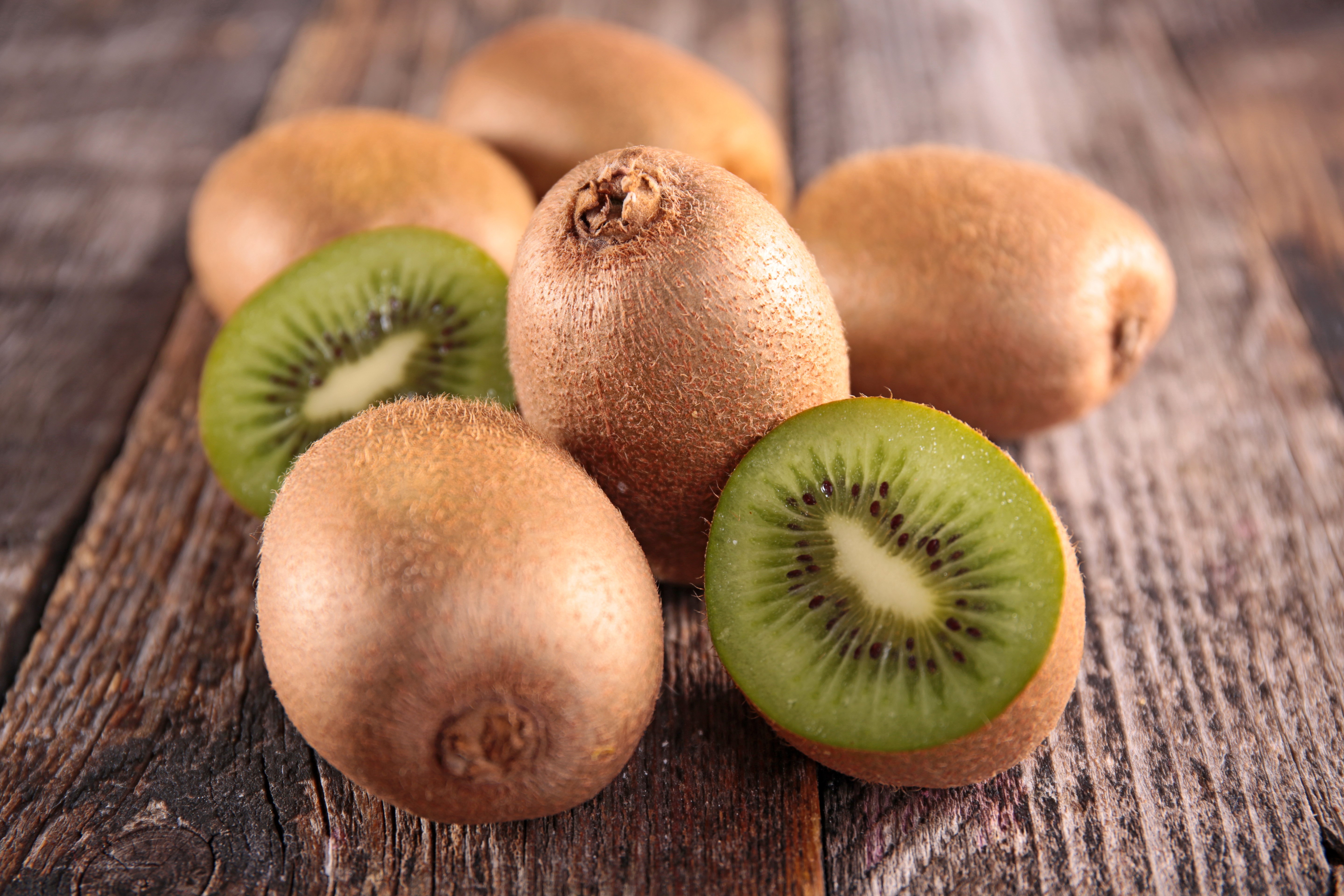 Kiwi fruits on wood planks HD Wallpaper