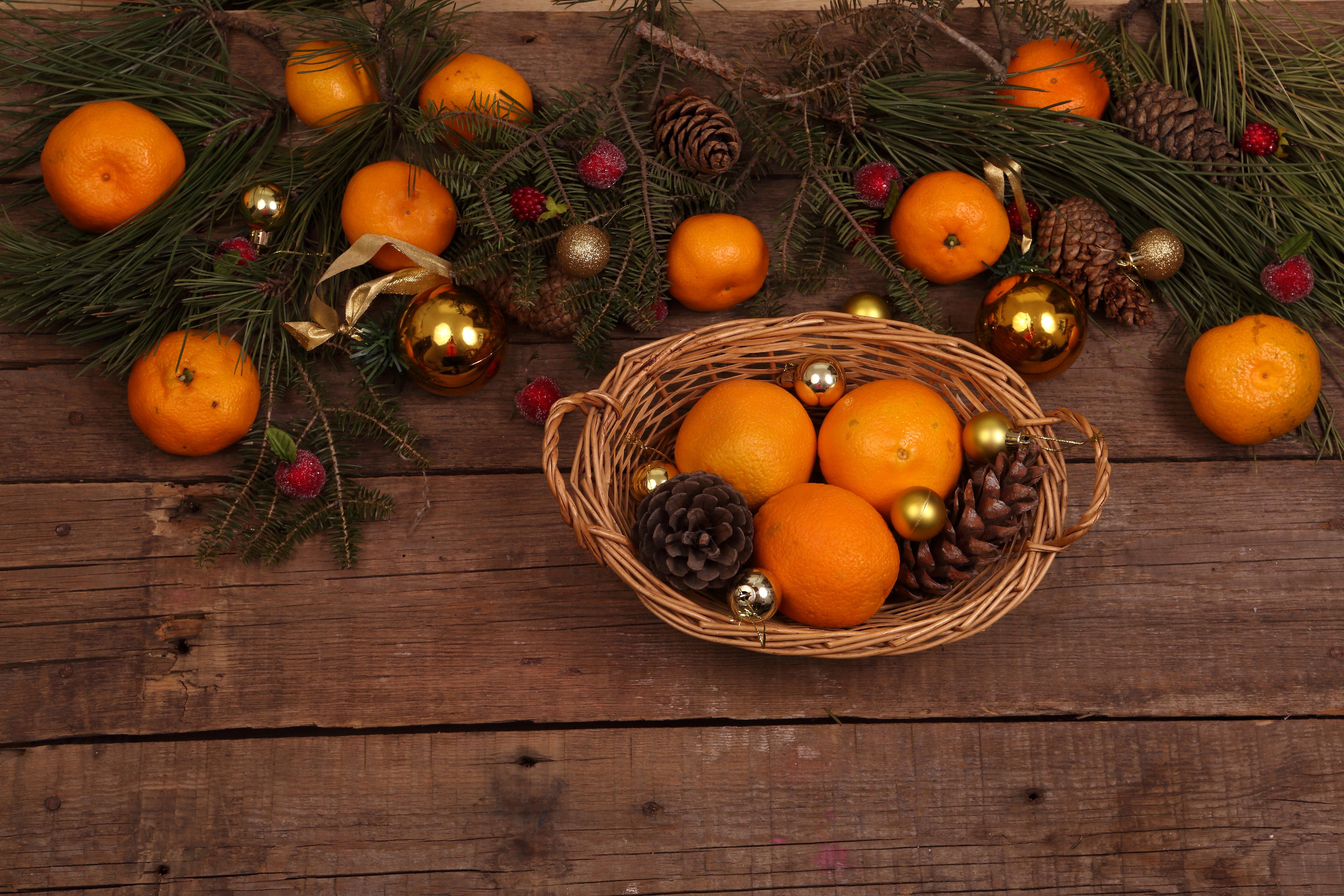 Christmas oranges and pine cones on wood HD Wallpaper