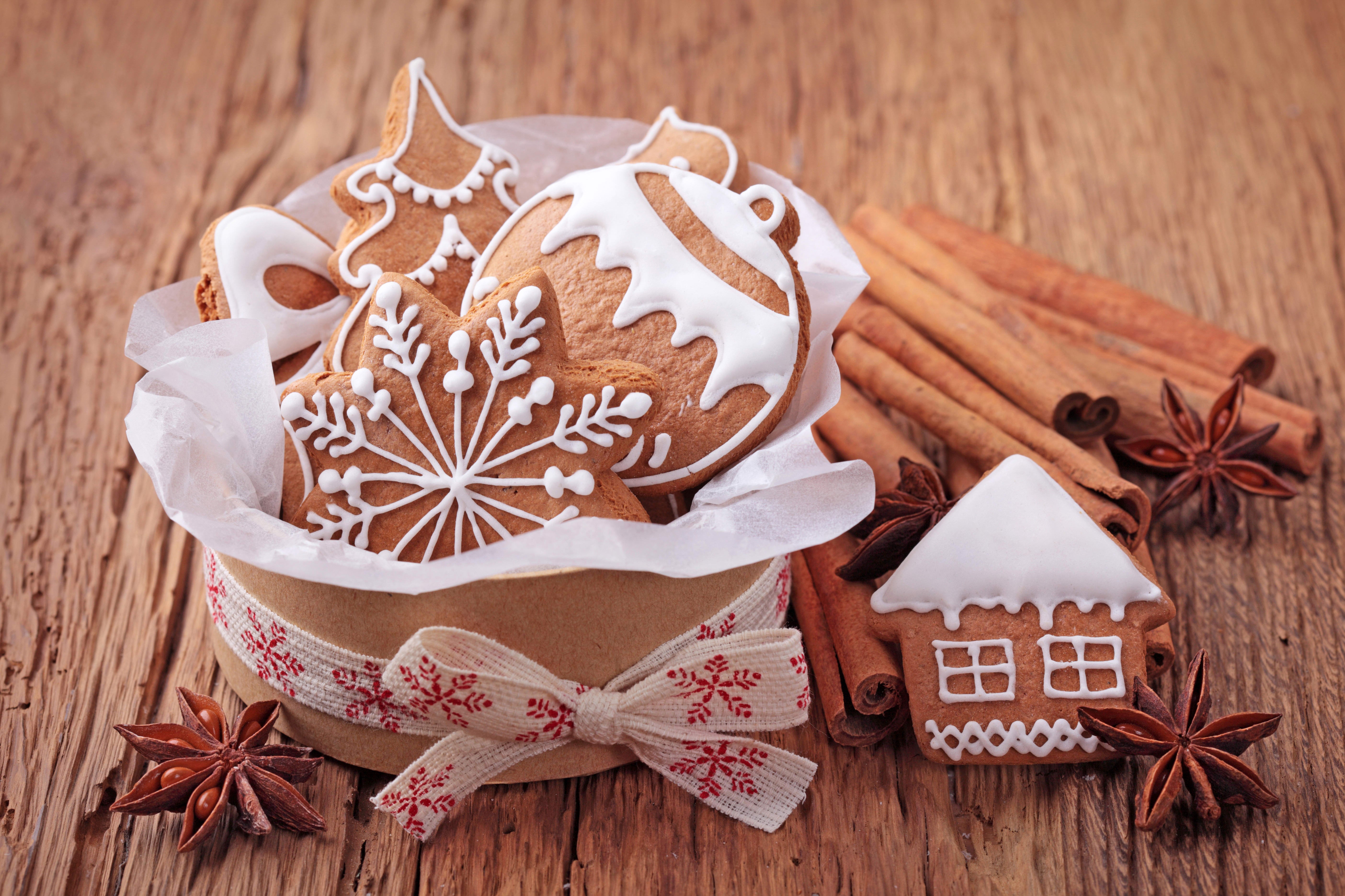 Christmas cookies in a box with cinnamon sticks HD Wallpaper