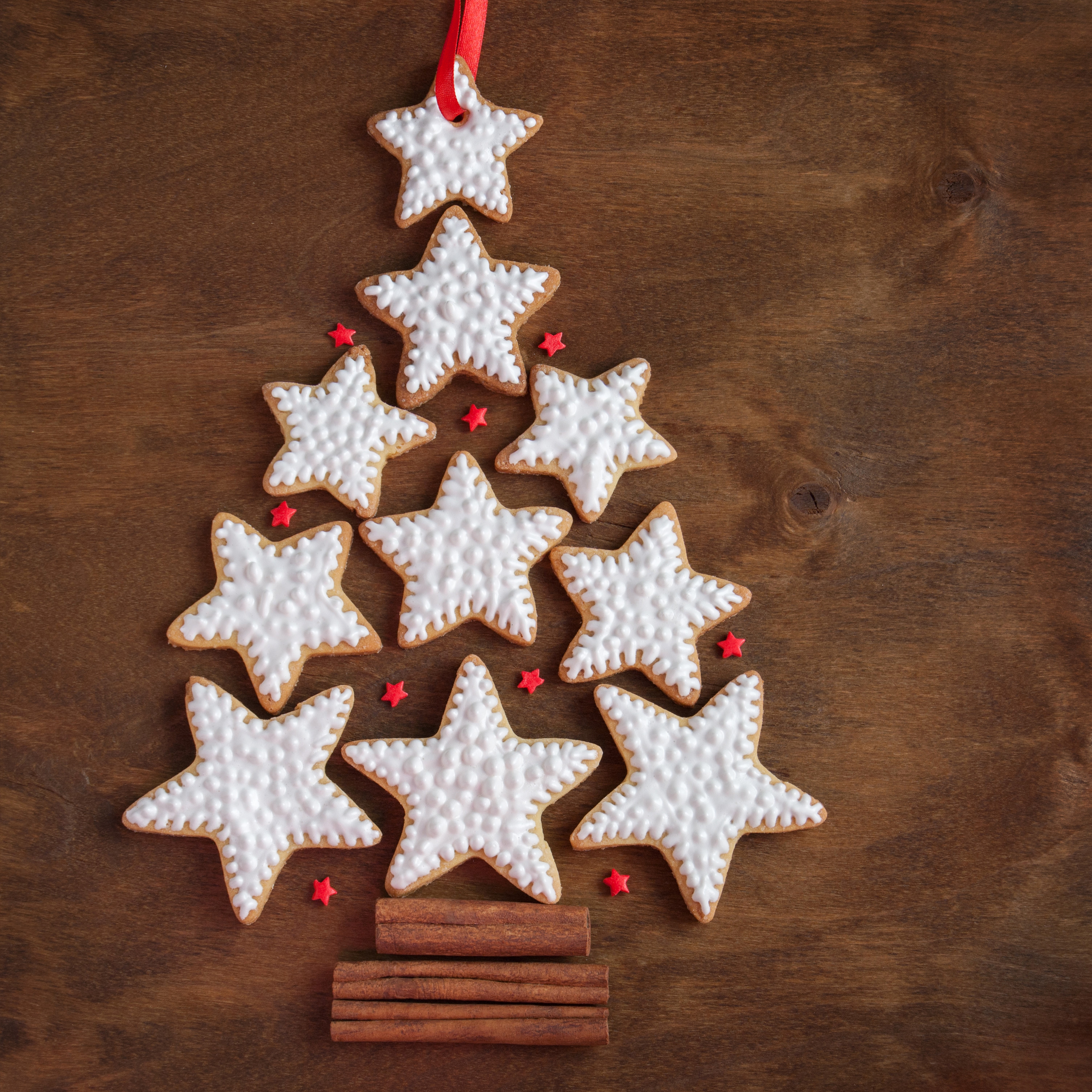 Christmas tree made of star cookies and cinnamon sticks HD Wallpaper