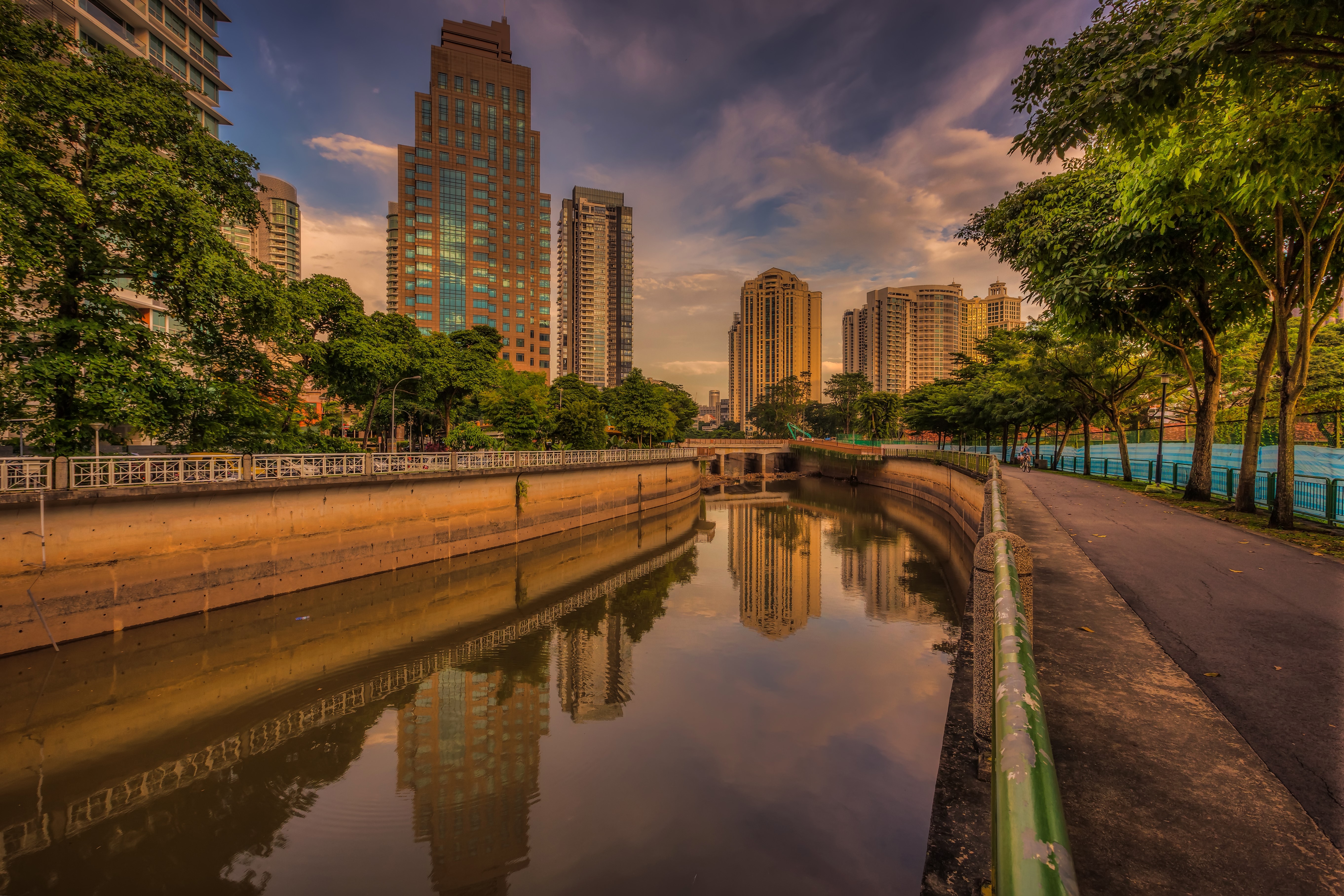 Canal with skyscrapers and trees in Singapore HD Wallpaper