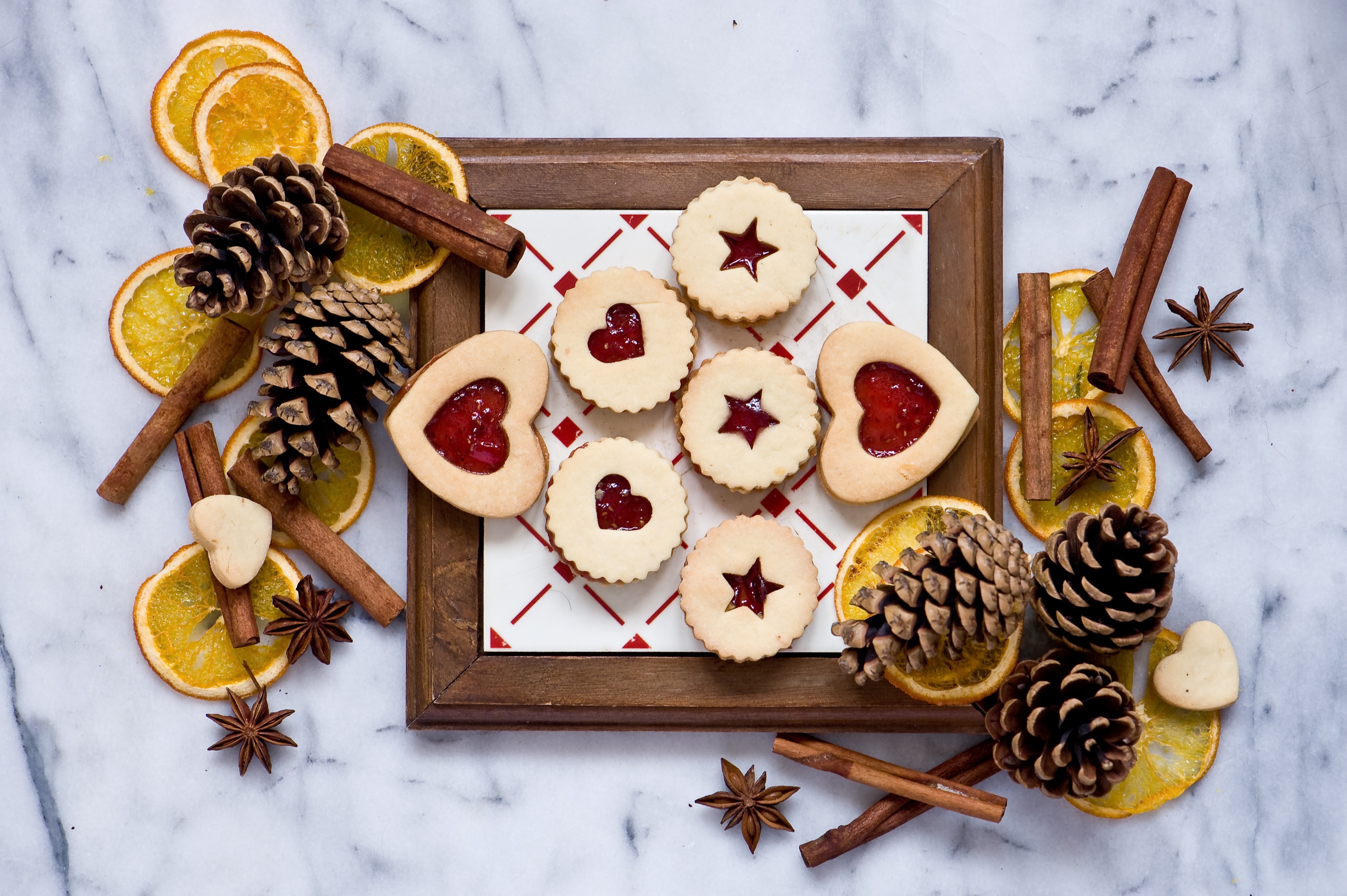 Christmas cookies with dried oranges and pine cones HD Wallpaper