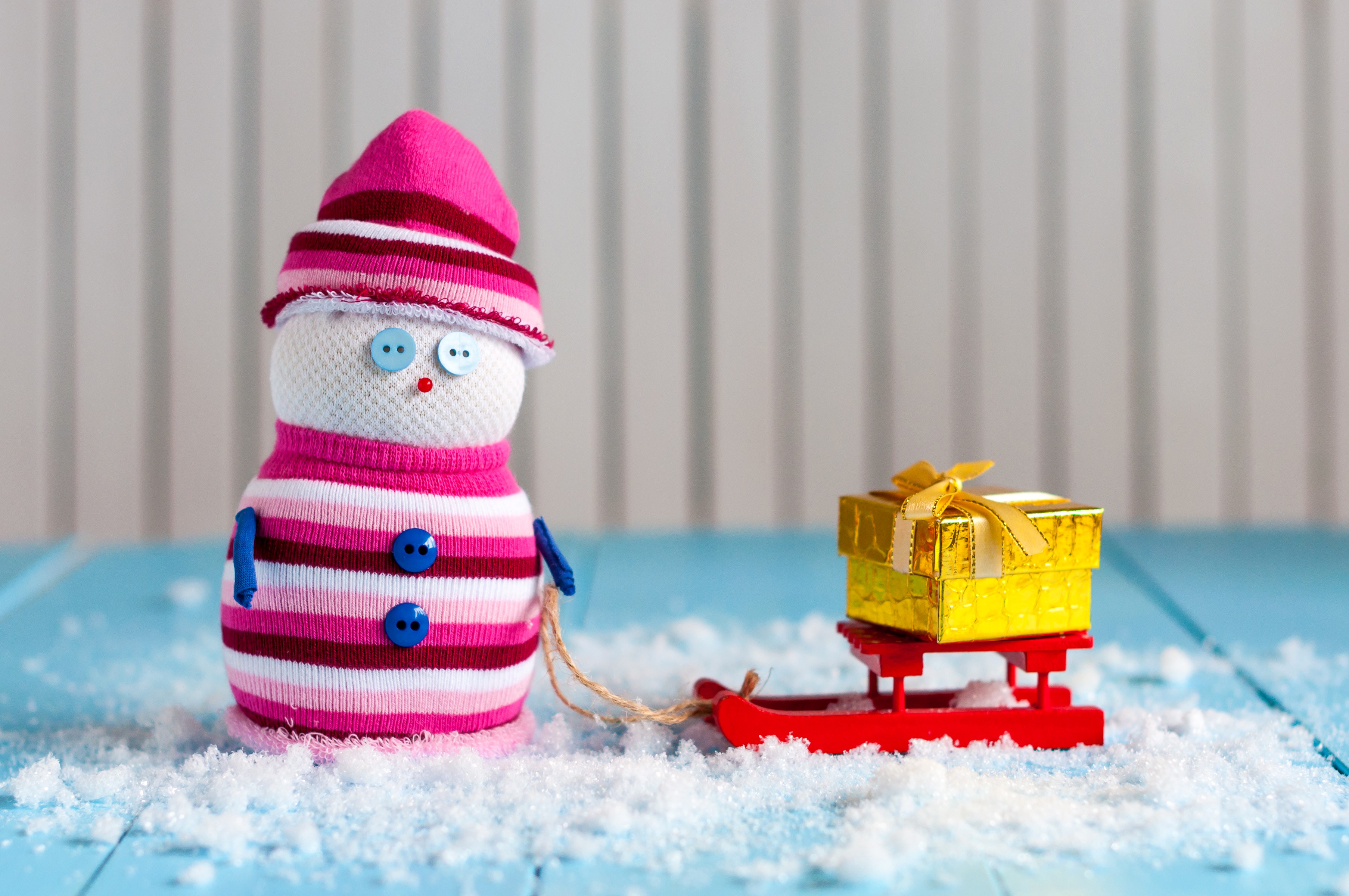Christmas snowman with gift on a sled HD Wallpaper