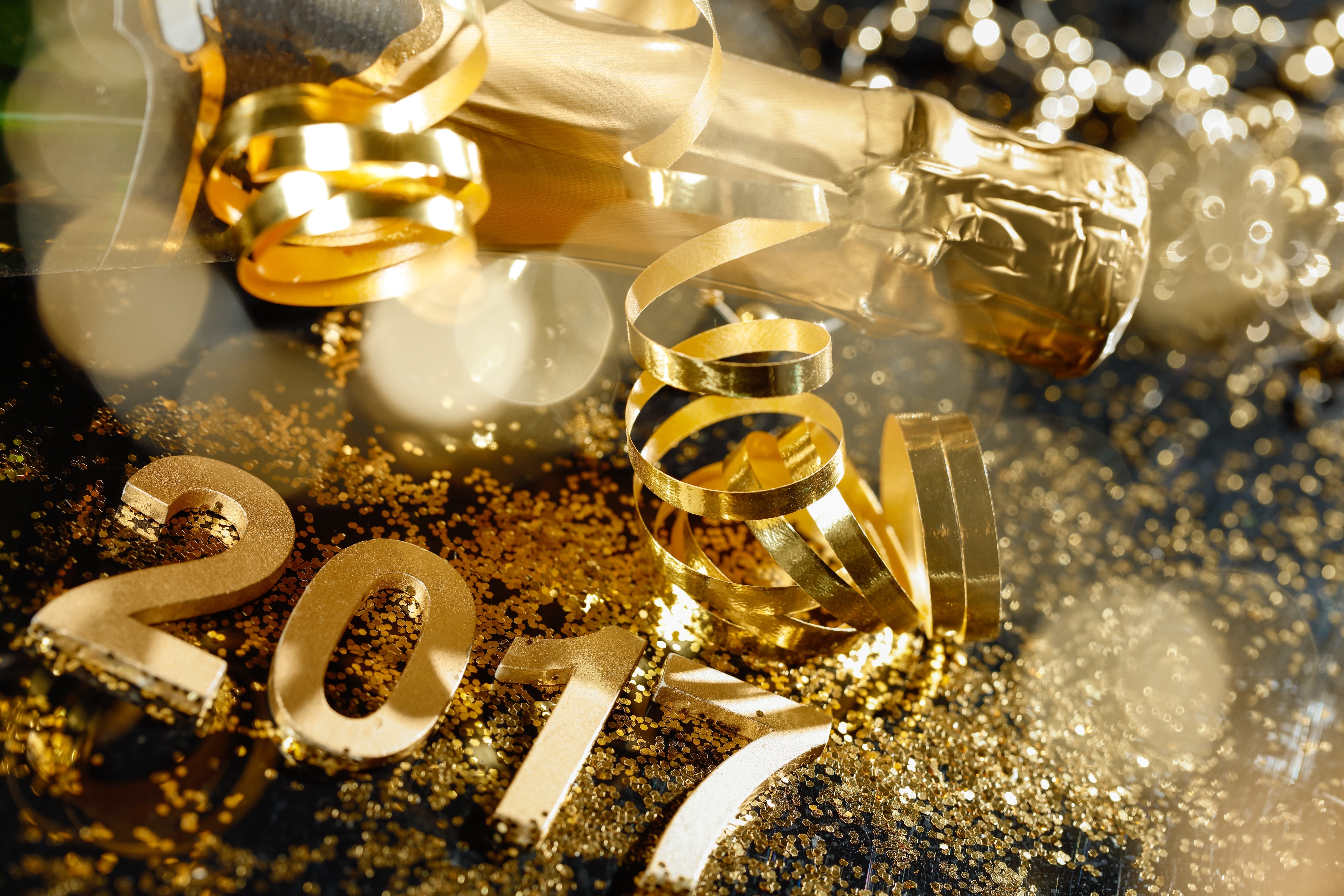 Champagne bottle with 2017 numbers and gold ribbons HD Wallpaper