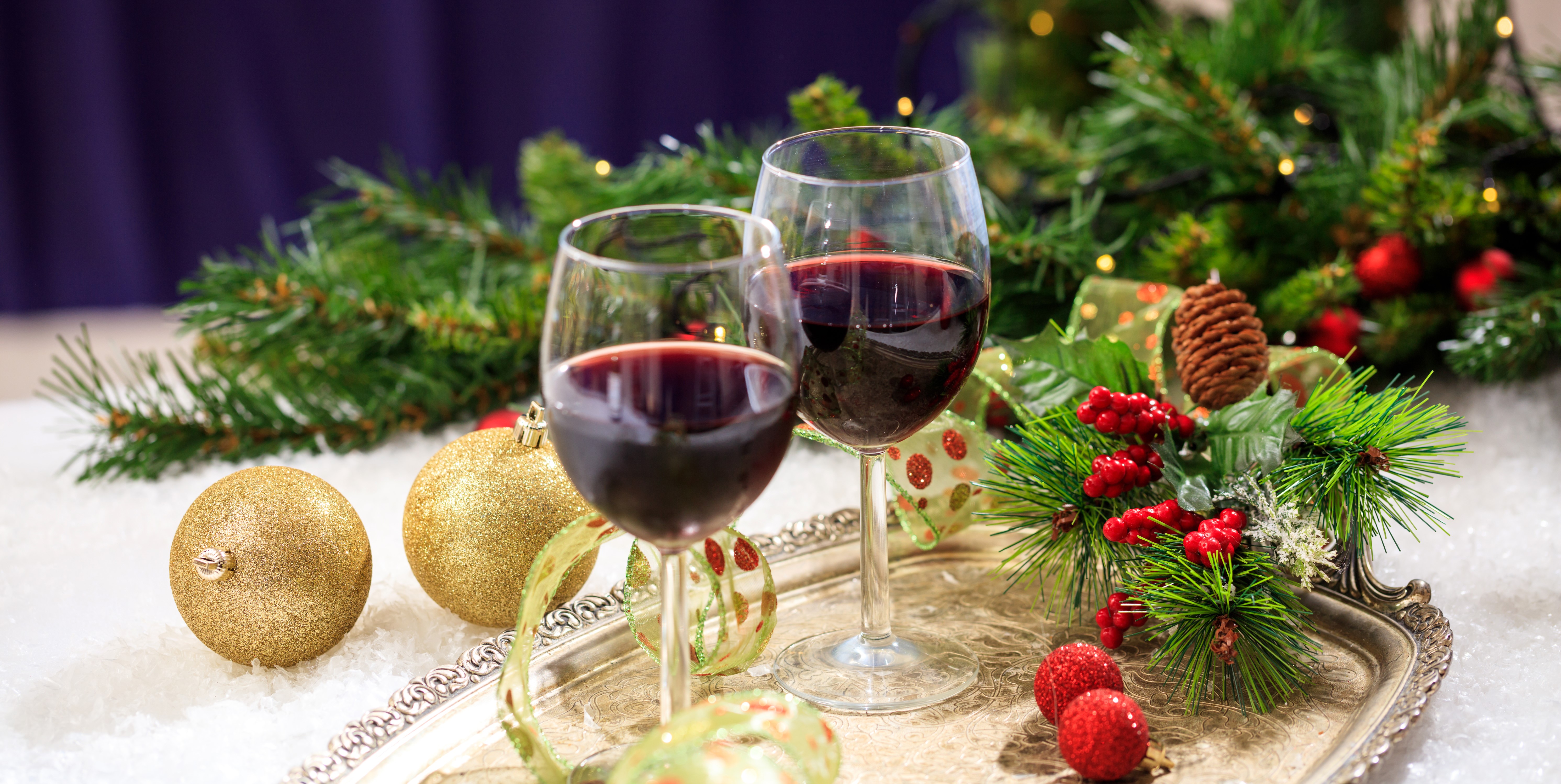 Two glasses of red wine with Christmas decorations HD Wallpaper