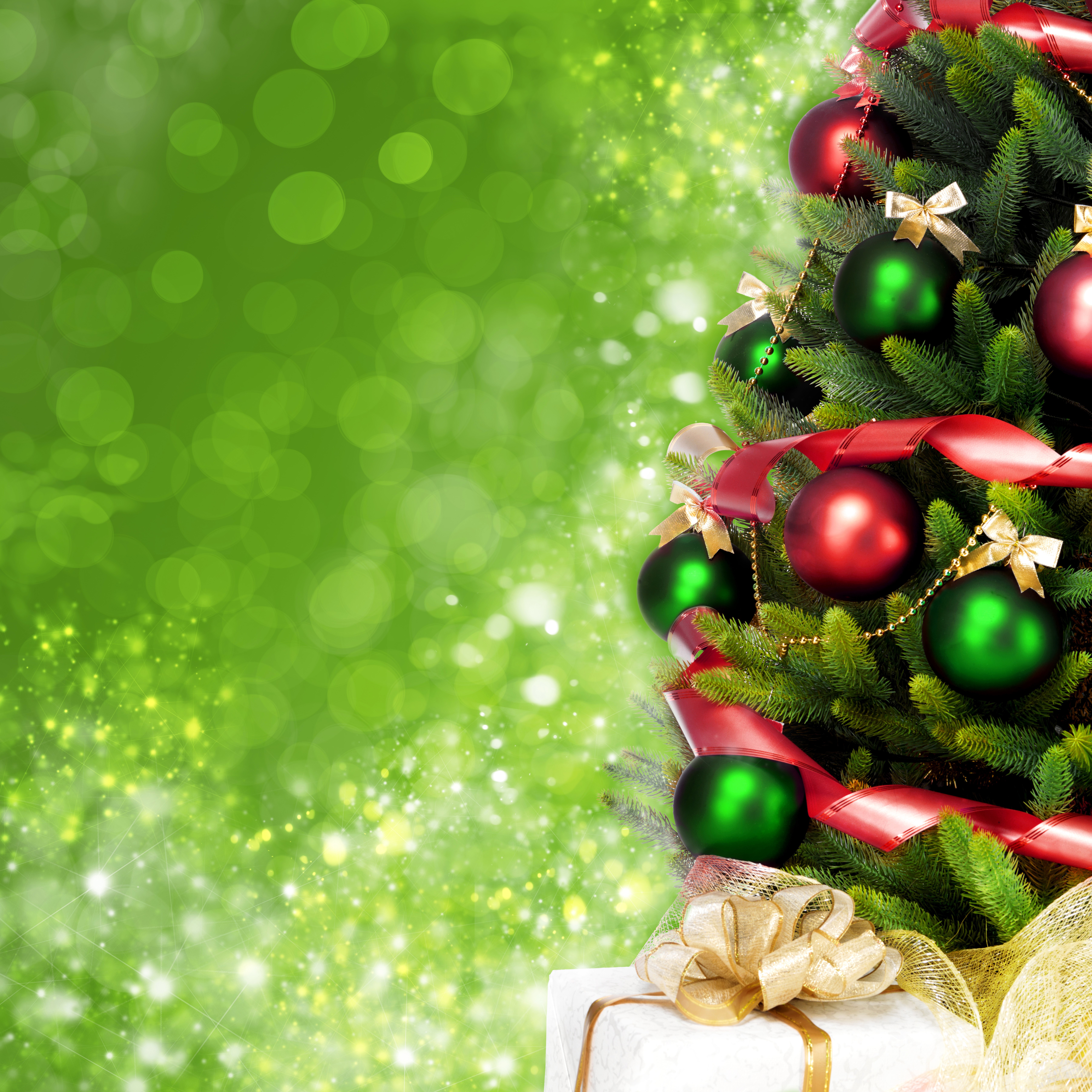 Christmas tree with ornaments and gifts HD Wallpaper
