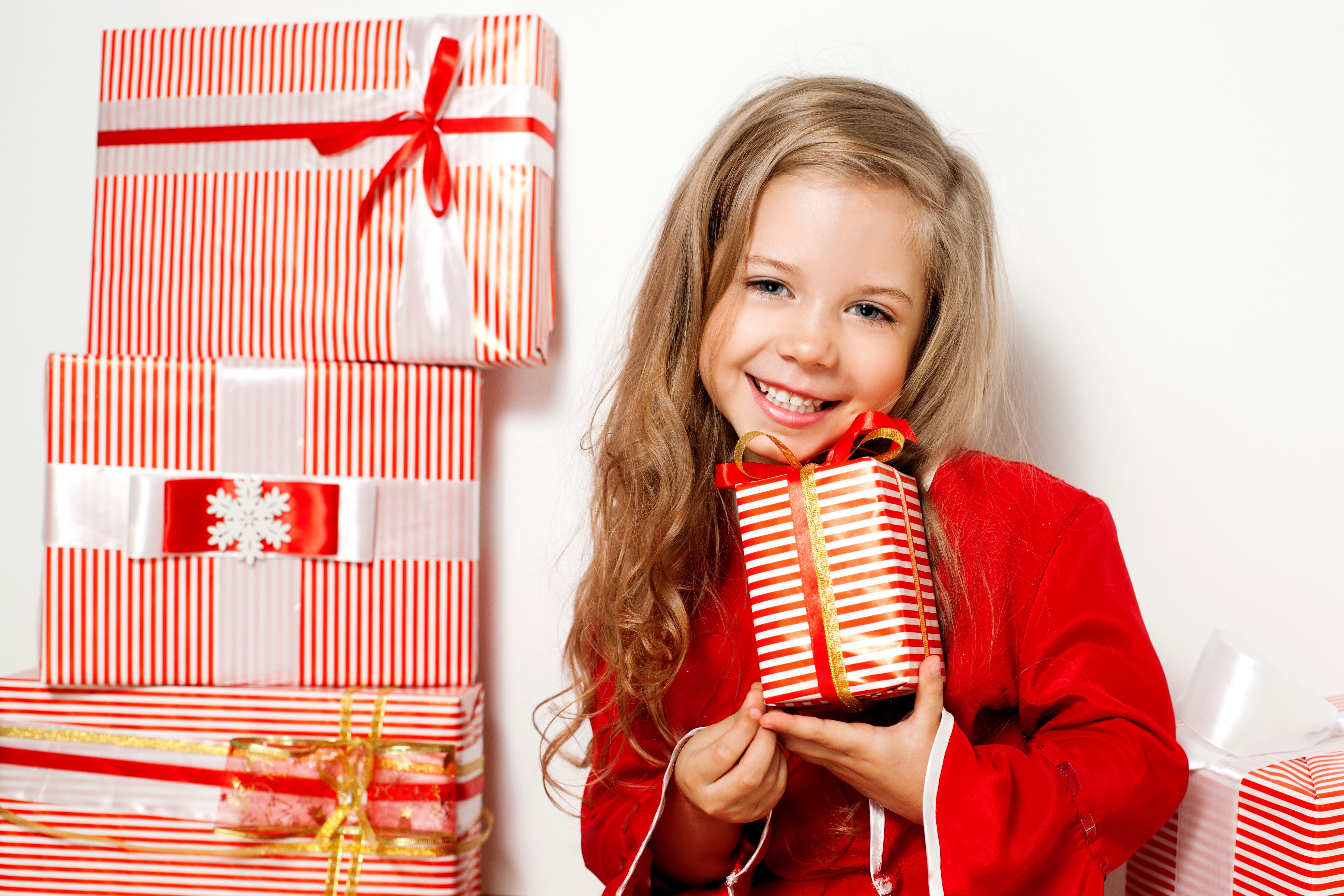 Little girl with Christmas gifts HD Wallpaper
