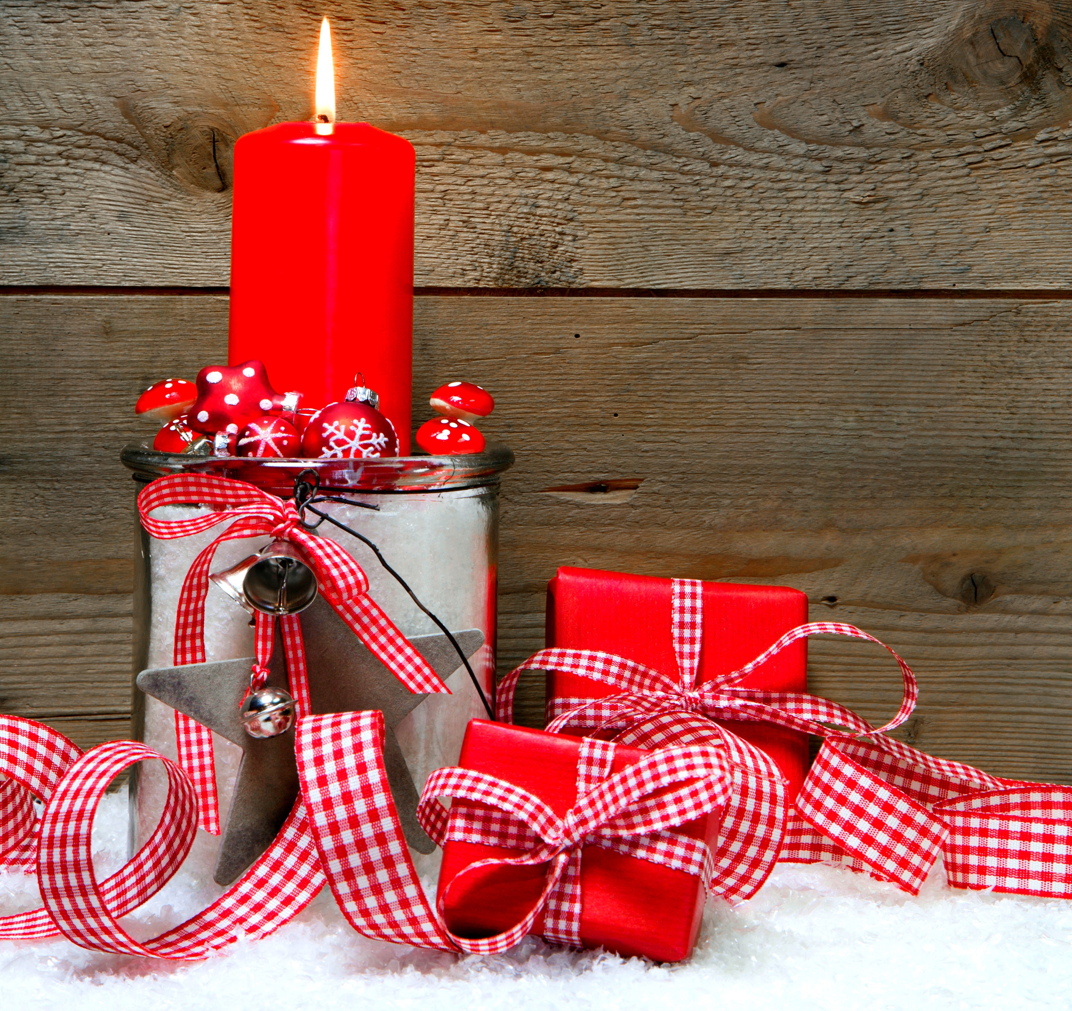 Christmas candle with gifts and ornaments HD Wallpaper