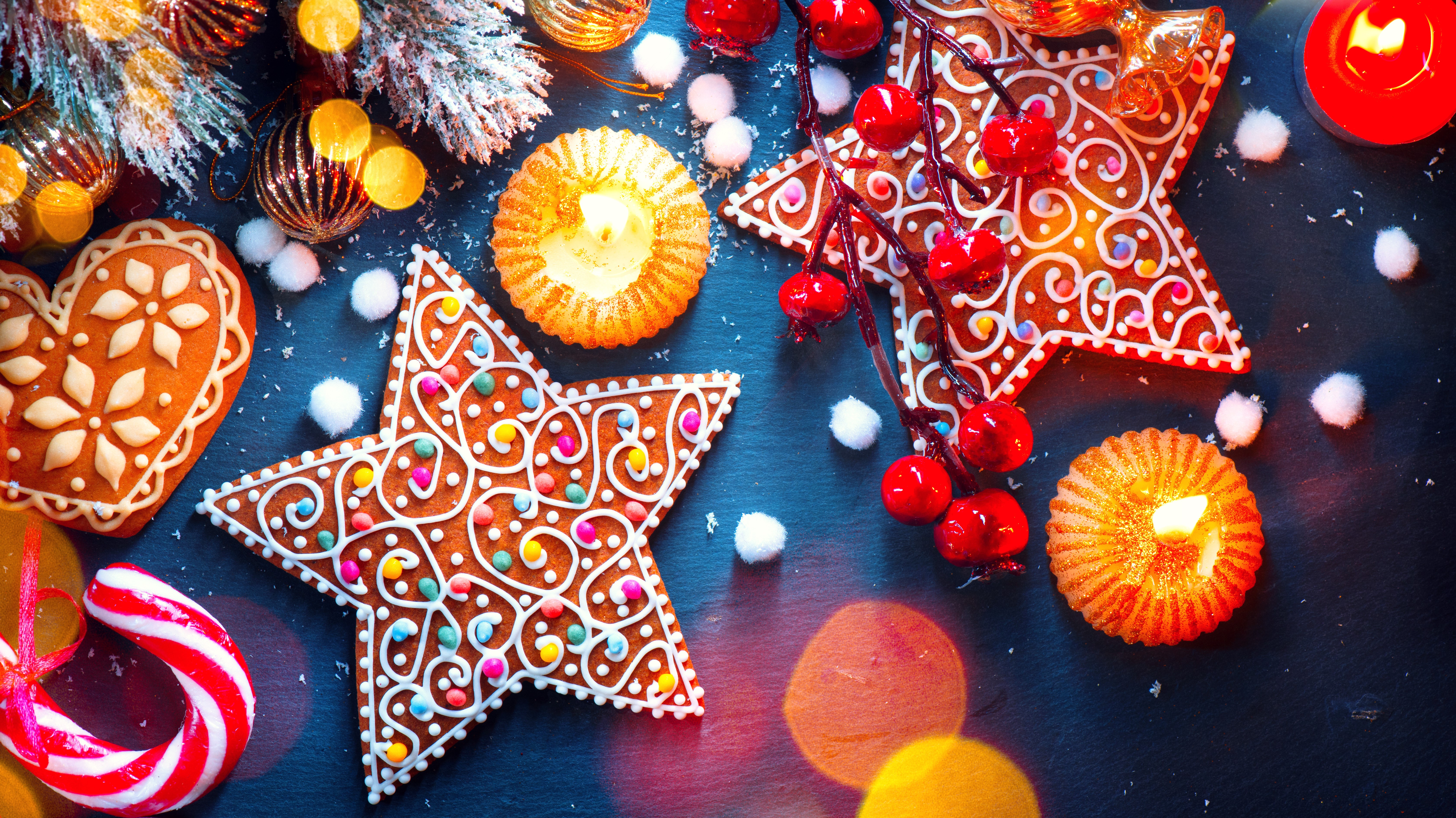 Christmas gingerbread cookies and candles HD Wallpaper