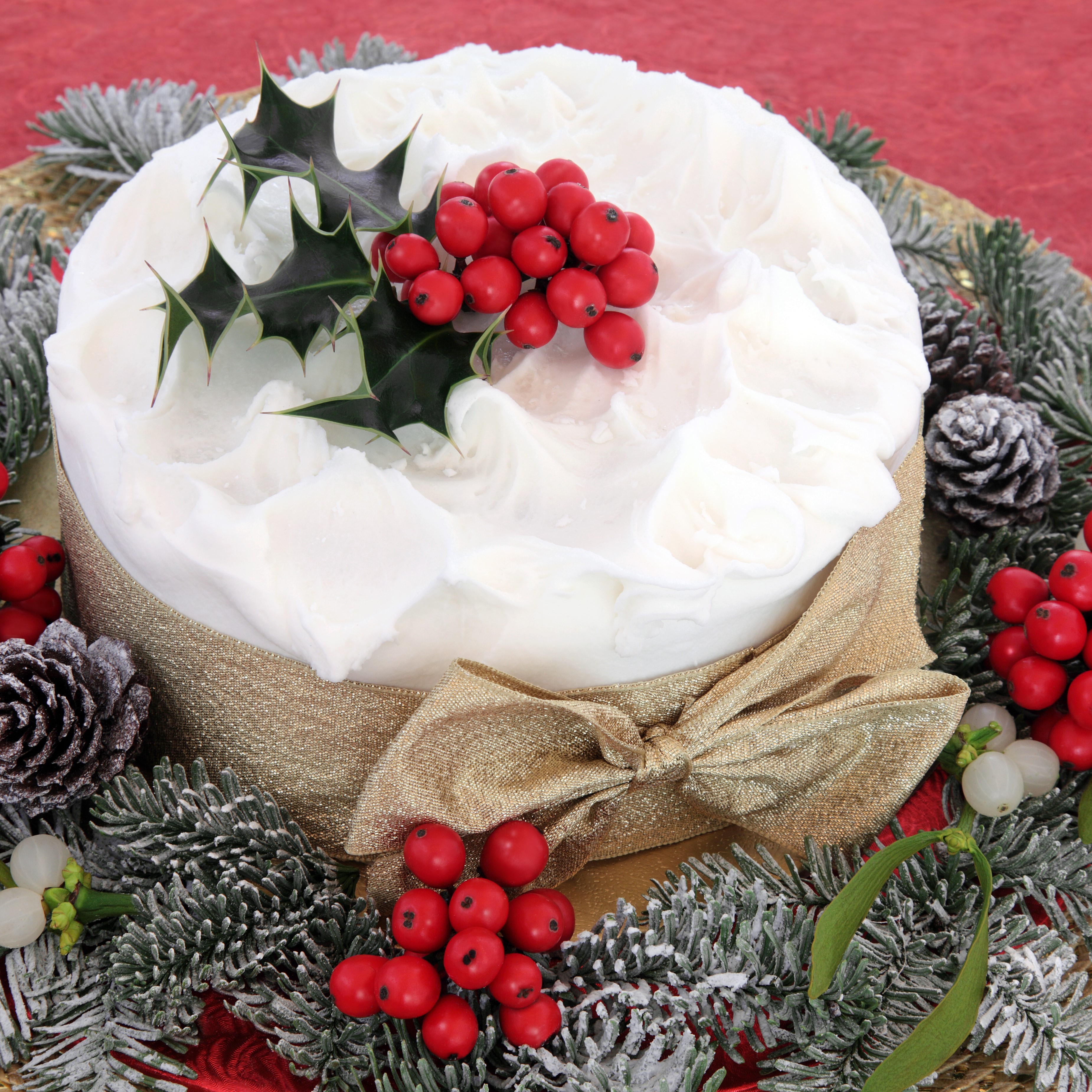 Christmas cake with holly and berries HD Wallpaper