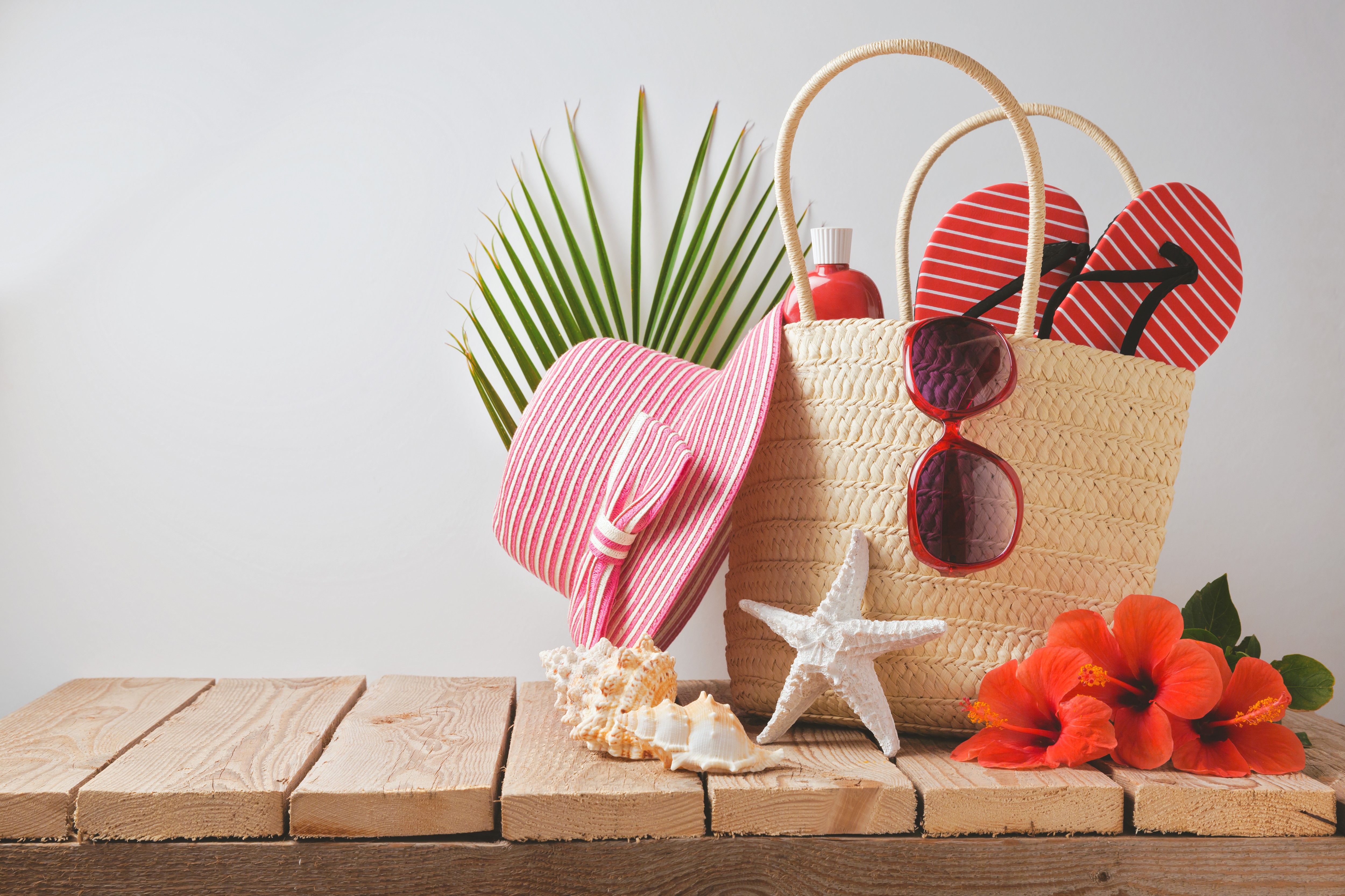 Summer beach accessories on wooden planks HD Wallpaper