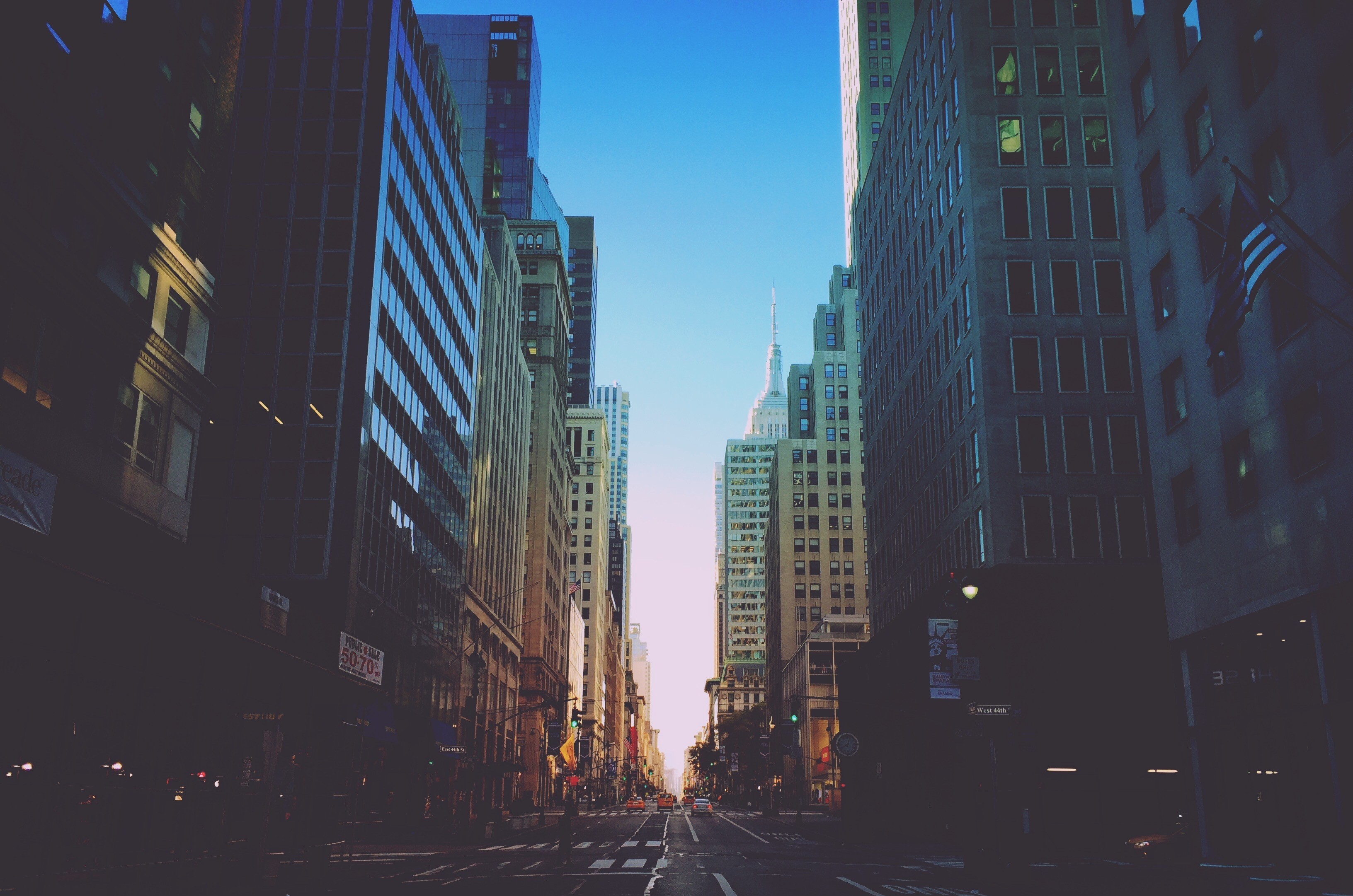 Street view of New York City skyscrapers HD Wallpaper