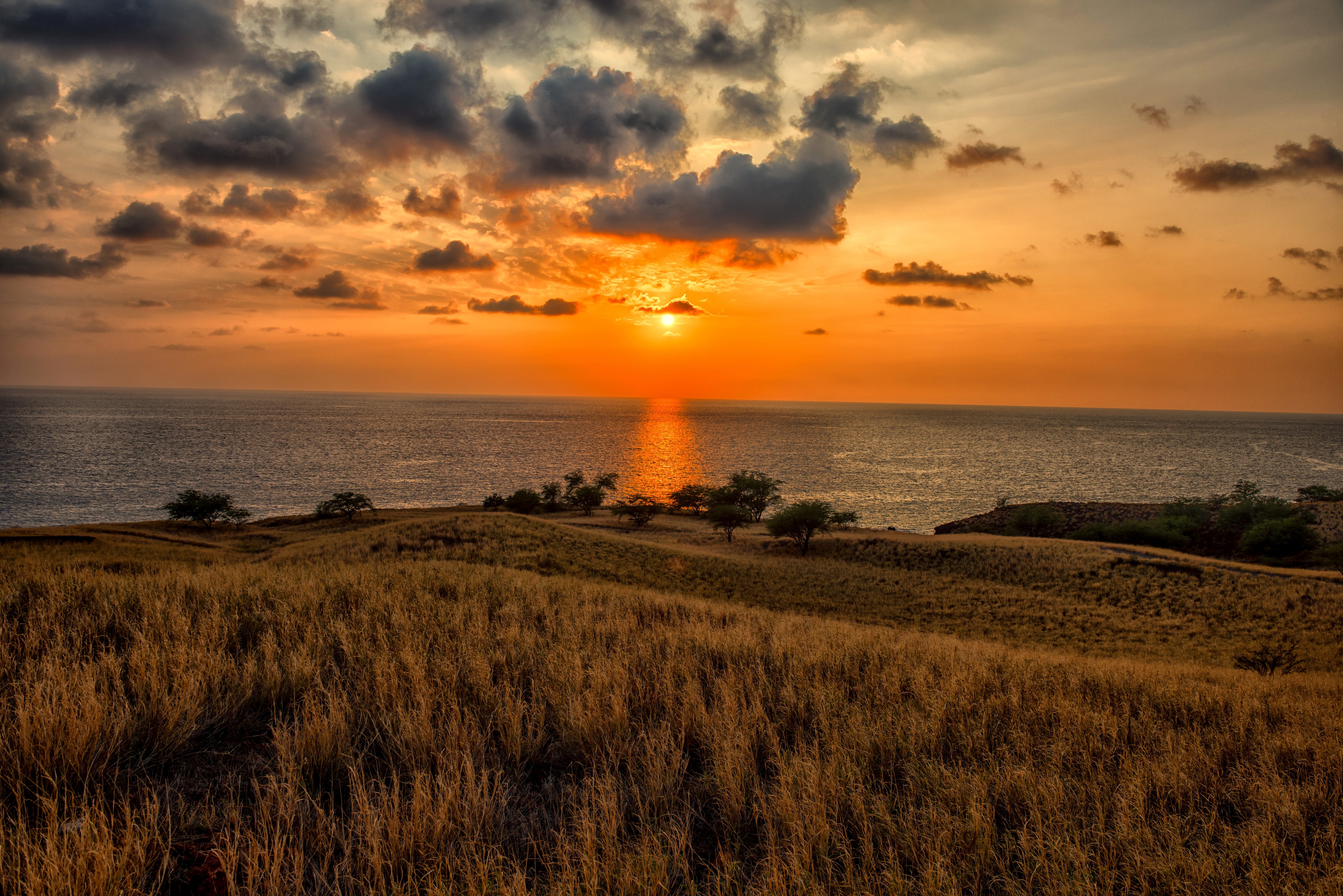 Sunset over the ocean at Kawaihae, Hawaii HD Wallpaper