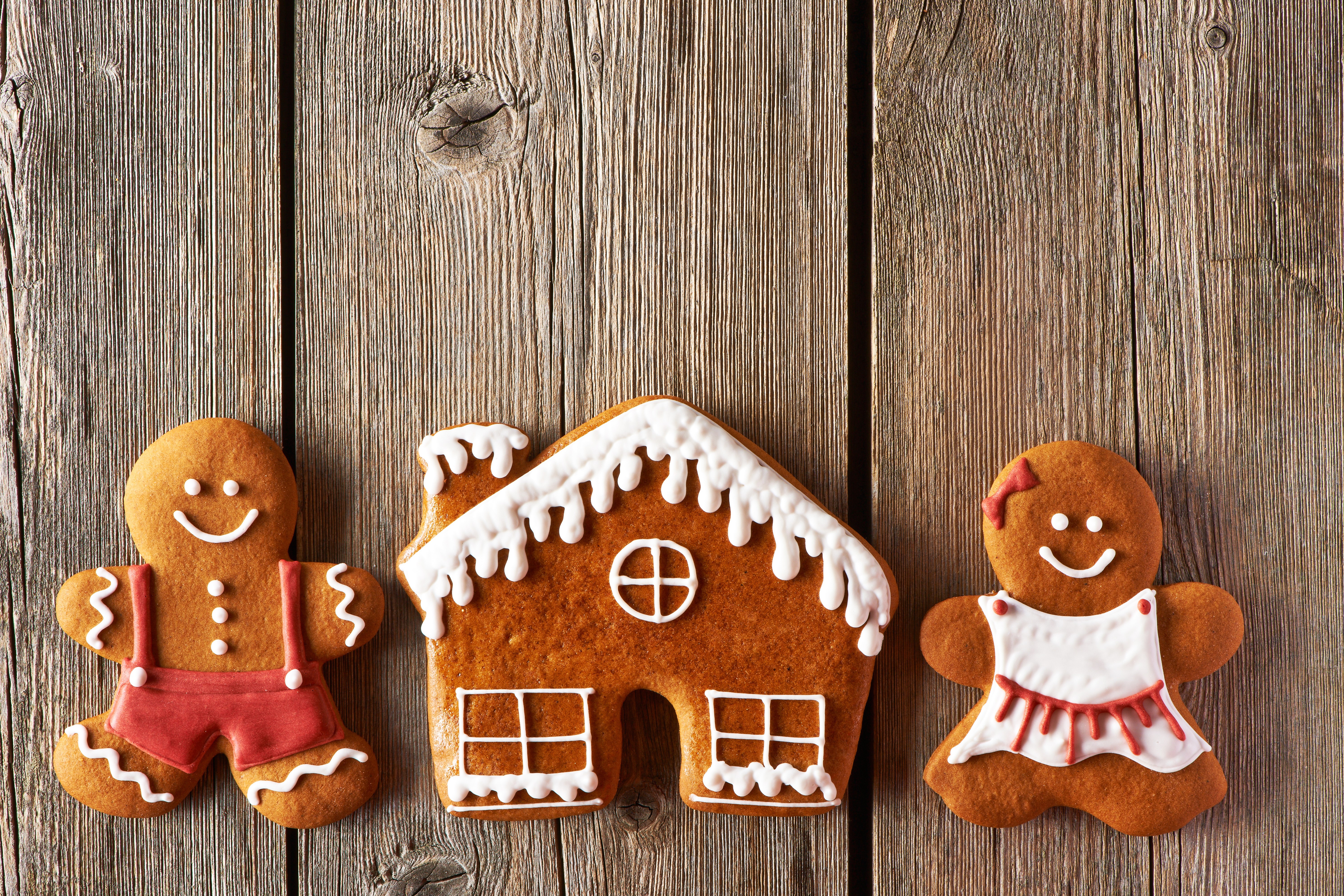 Gingerbread man, woman, and house on wood HD Wallpaper
