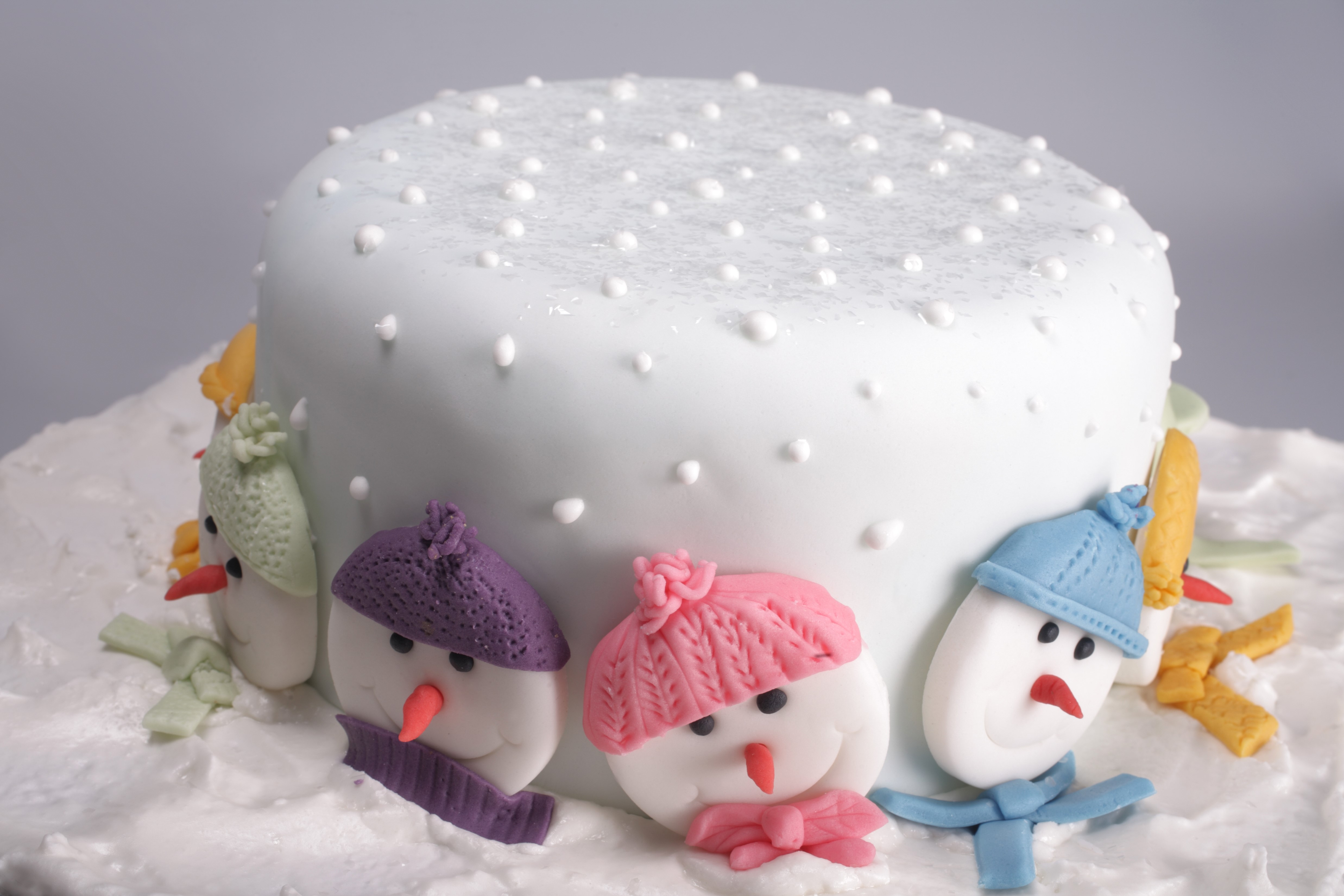 Christmas cake with snowmen decorations HD Wallpaper