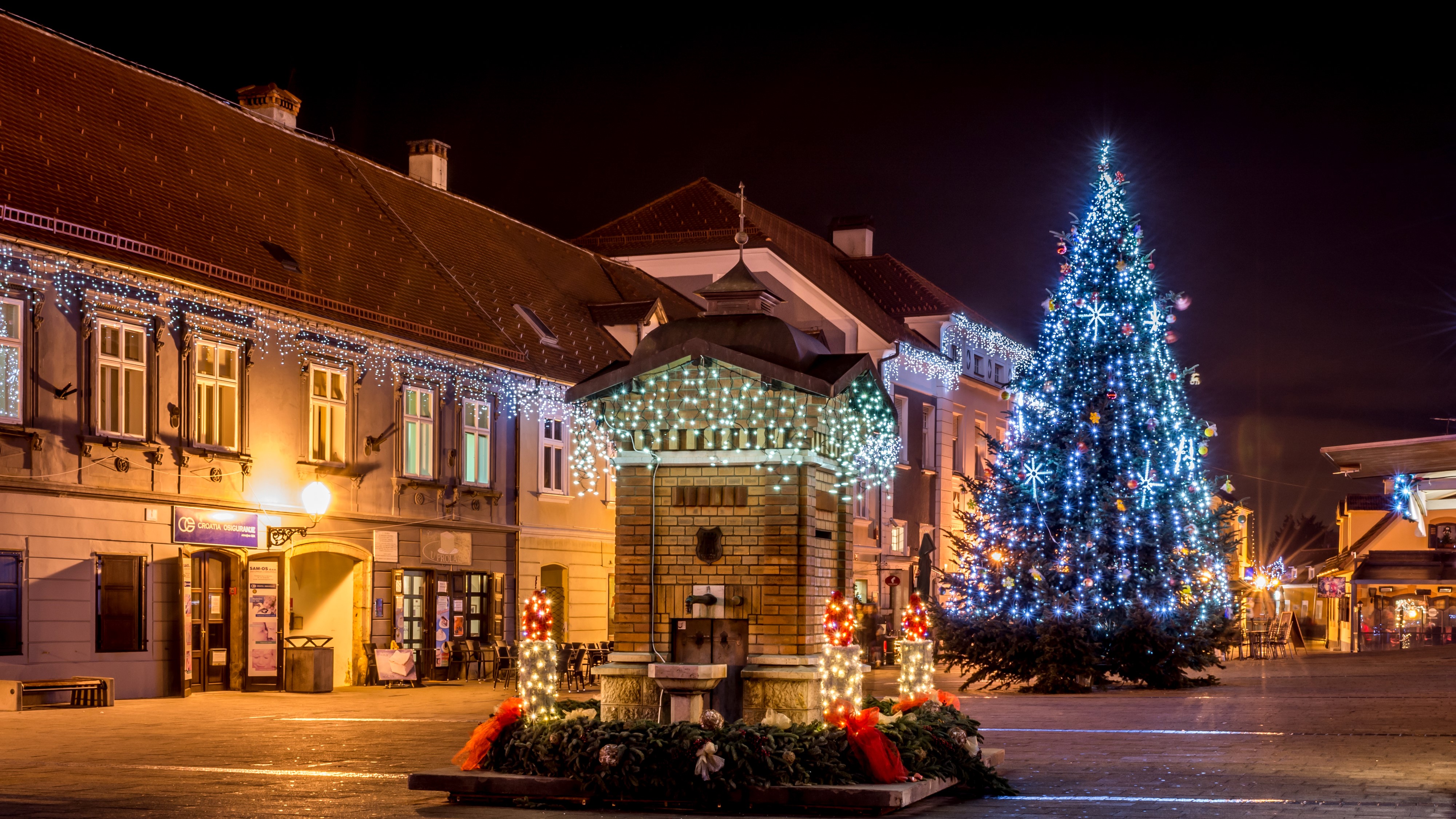 Samobor Christmas Tree and Decorated Square at Night HD Wallpaper