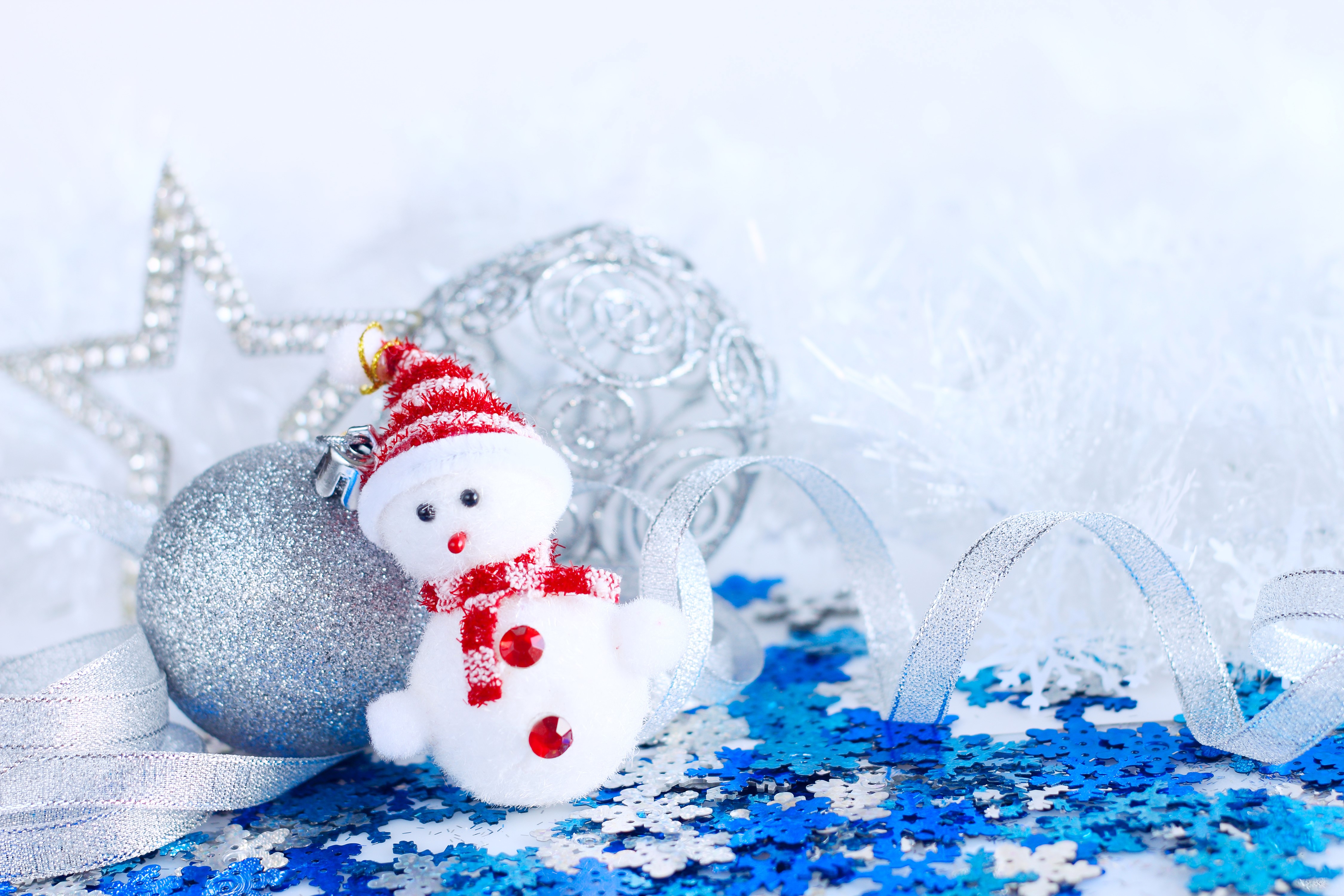 Christmas snowman with ornaments and snowflakes HD Wallpaper