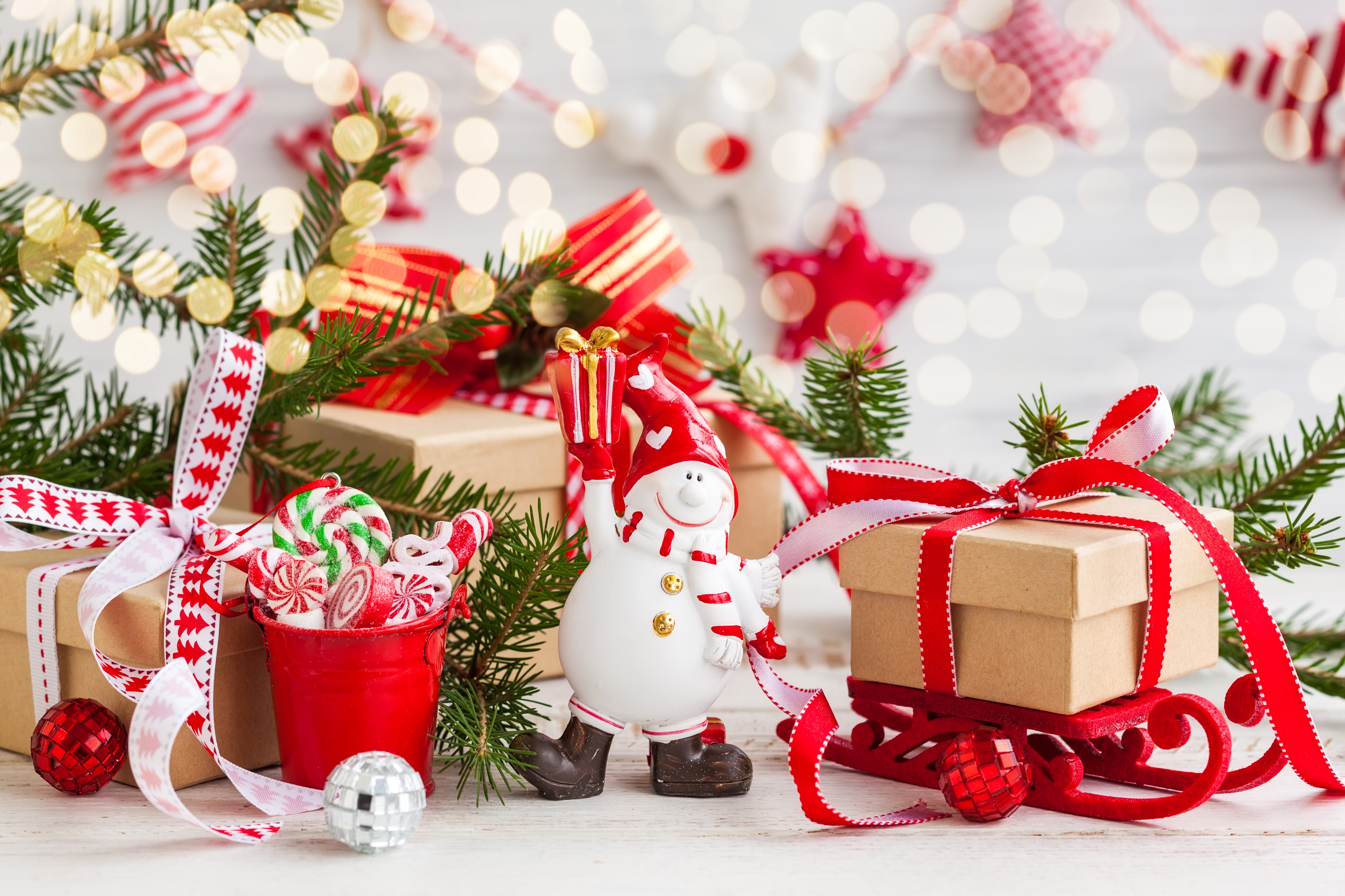 Christmas gifts and decorations with snowman HD Wallpaper