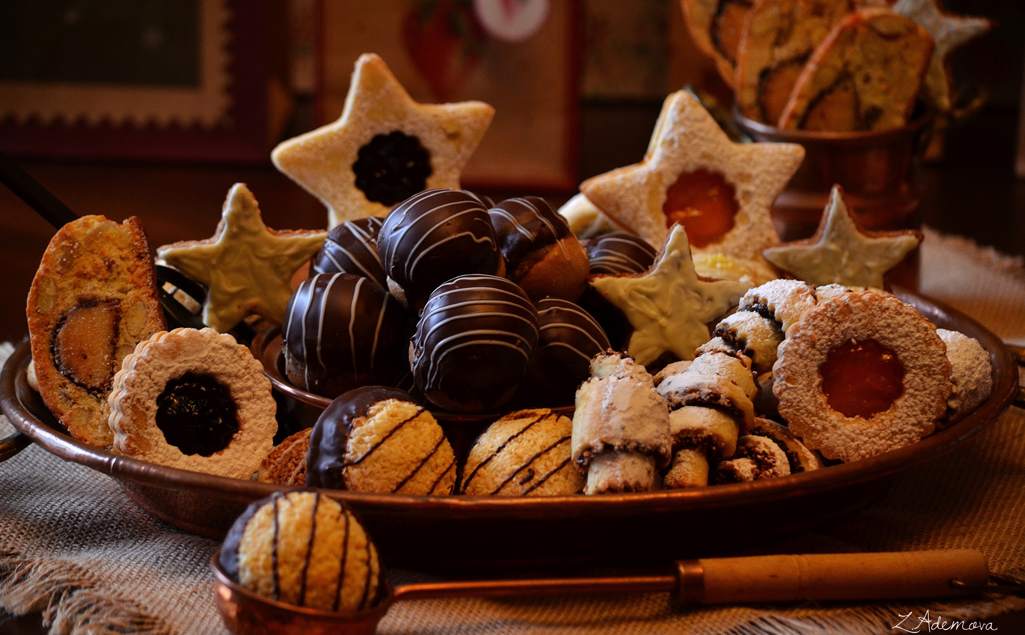Christmas cookies assortment in a copper bowl HD Wallpaper