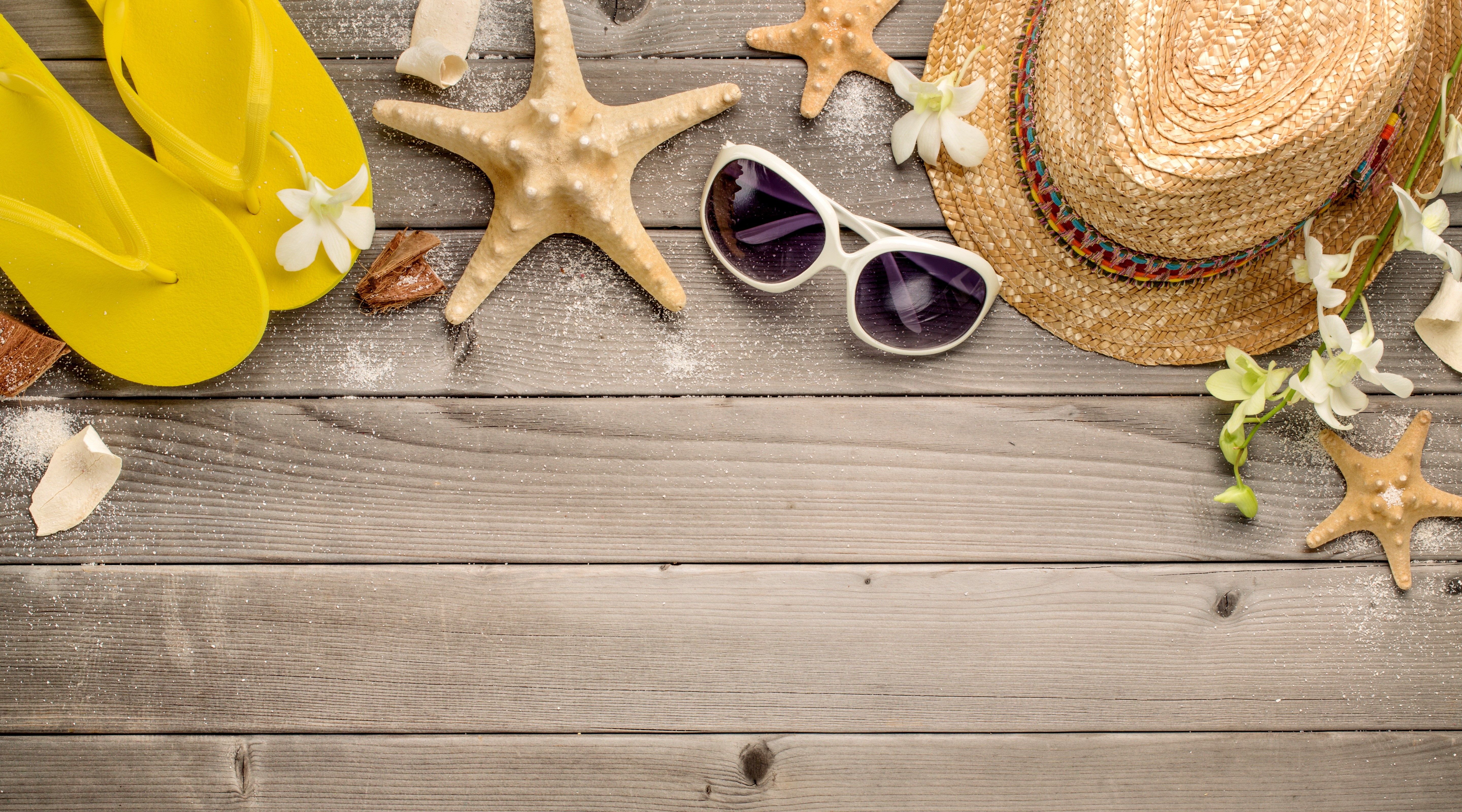 Summer beach accessories on wooden planks HD Wallpaper