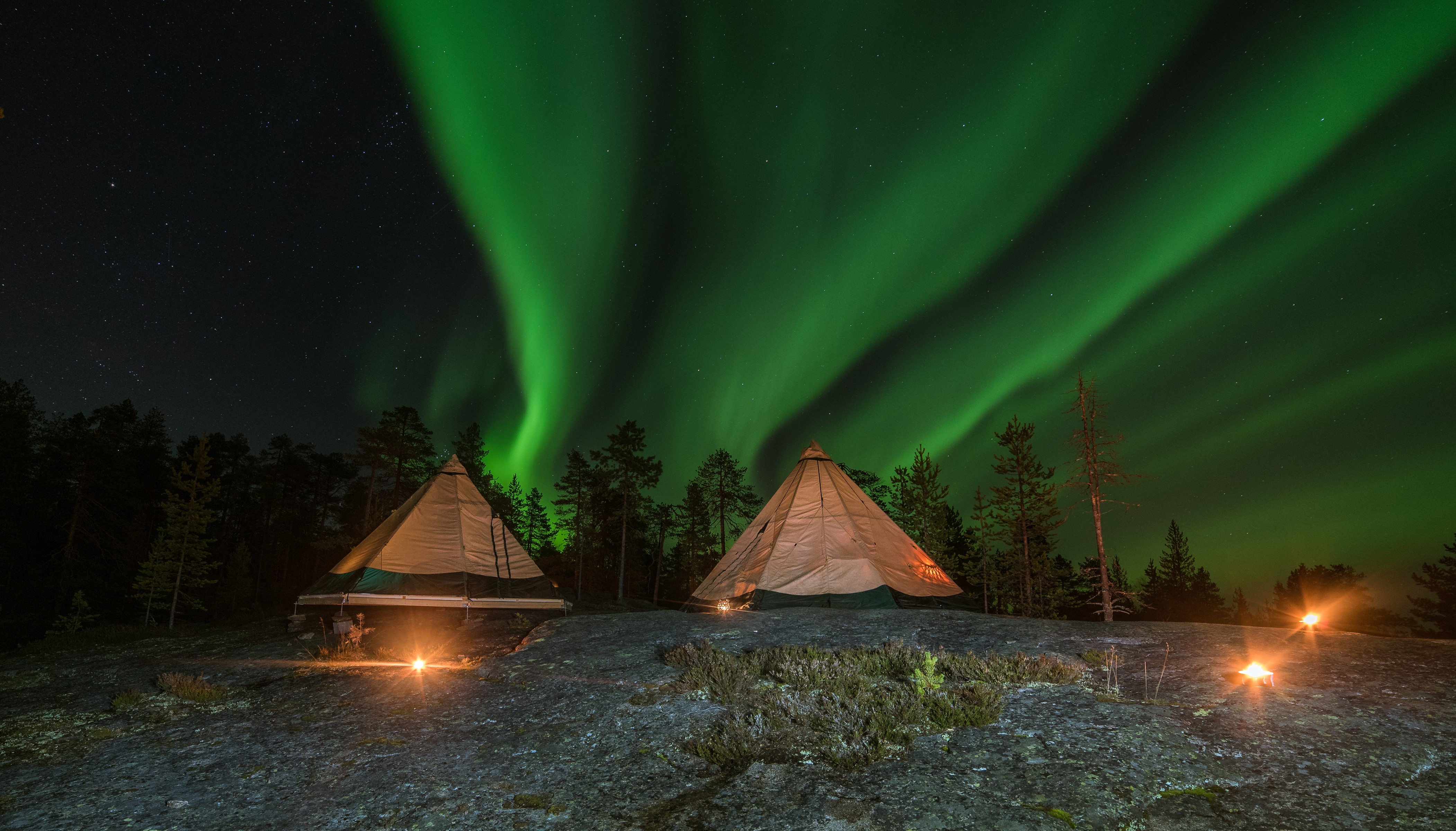 Tents under Aurora Borealis in Lapland, Finland HD Wallpaper