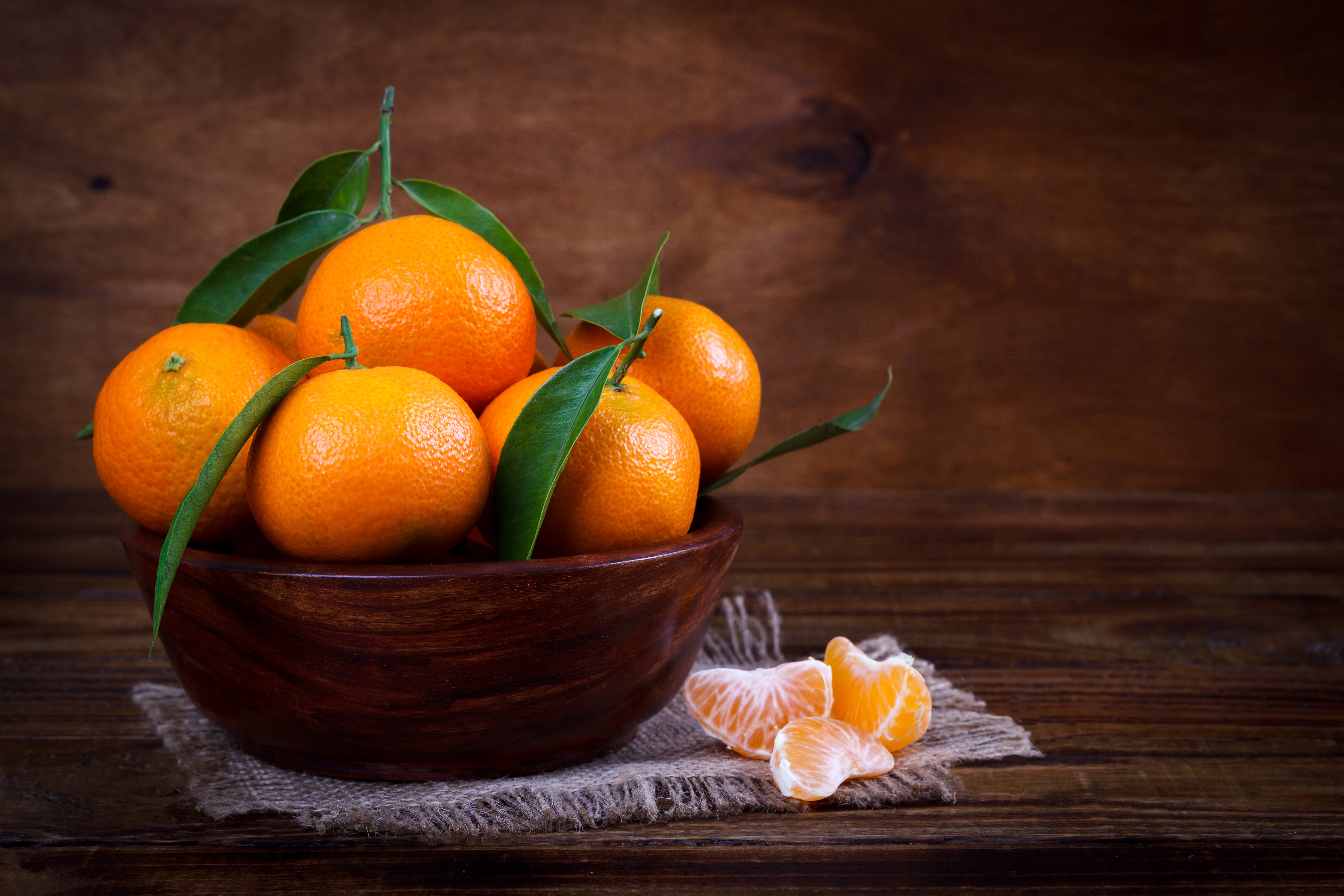 Mandarine with leaves in a bowl HD Wallpaper