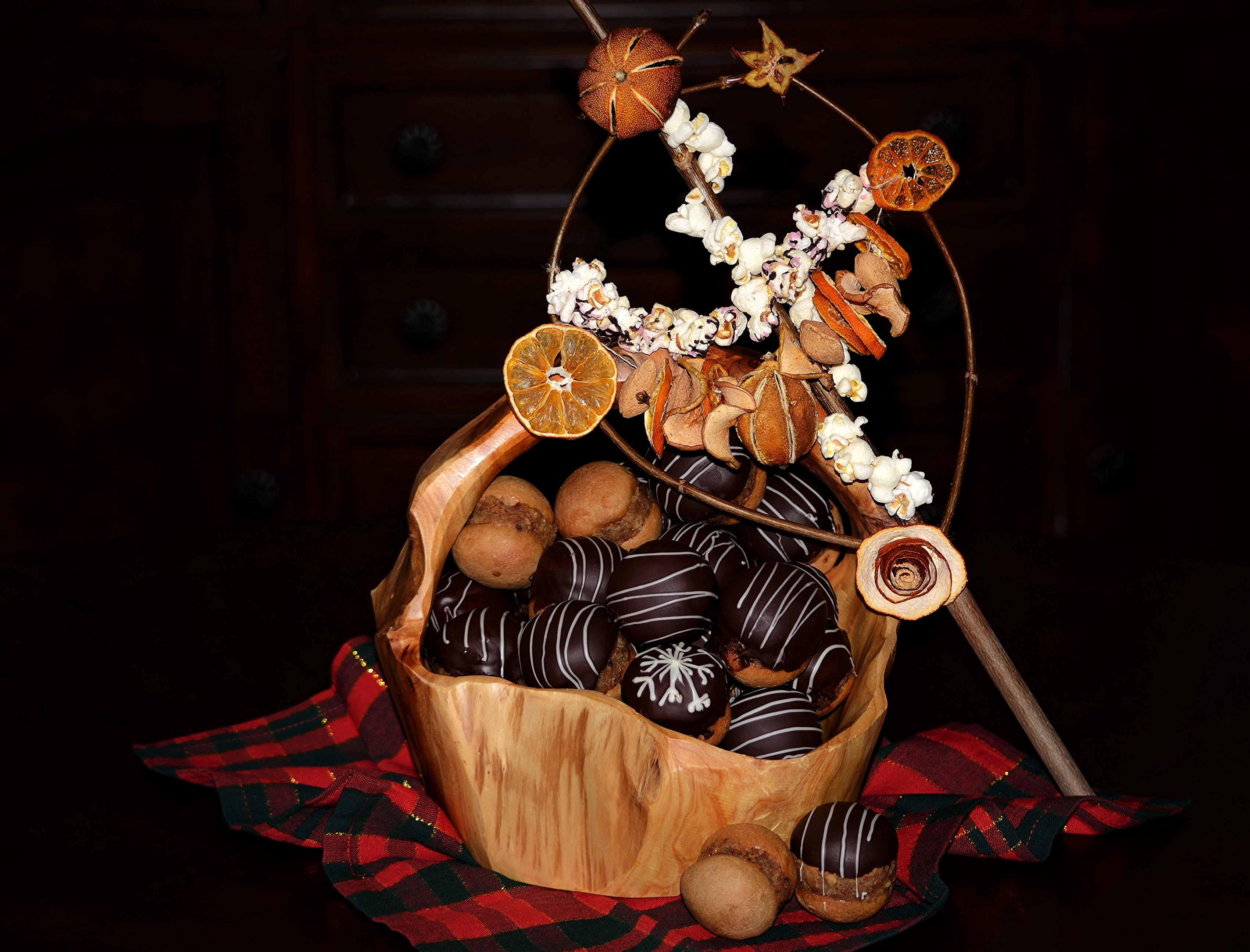 Chocolate cakes in a wooden basket with dried fruit decoration HD Wallpaper