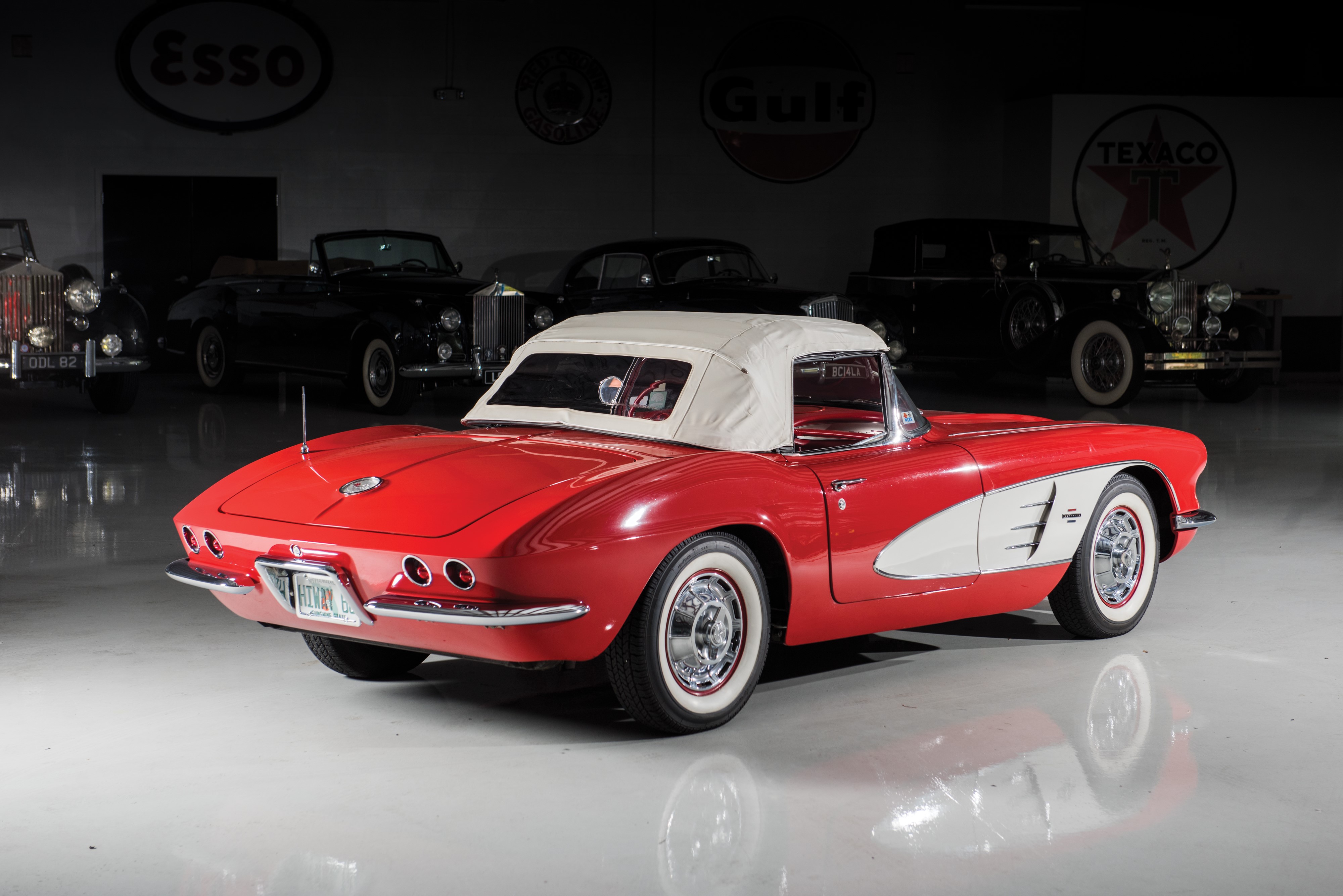 4K 1961 Chevrolet Corvette 283-270 HP back view HD Wallpaper