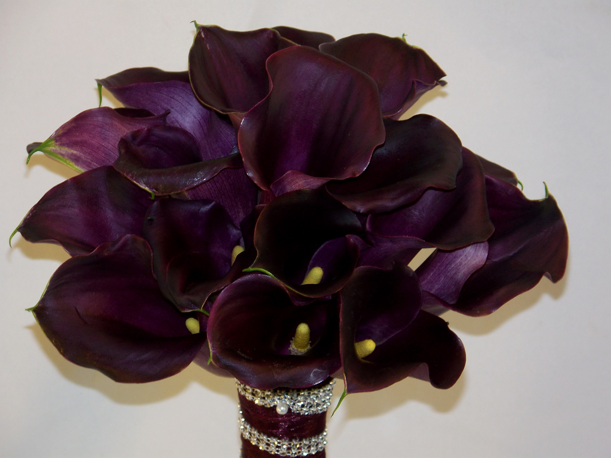 Dark purple calla lily bouquet with jeweled handle HD Wallpaper