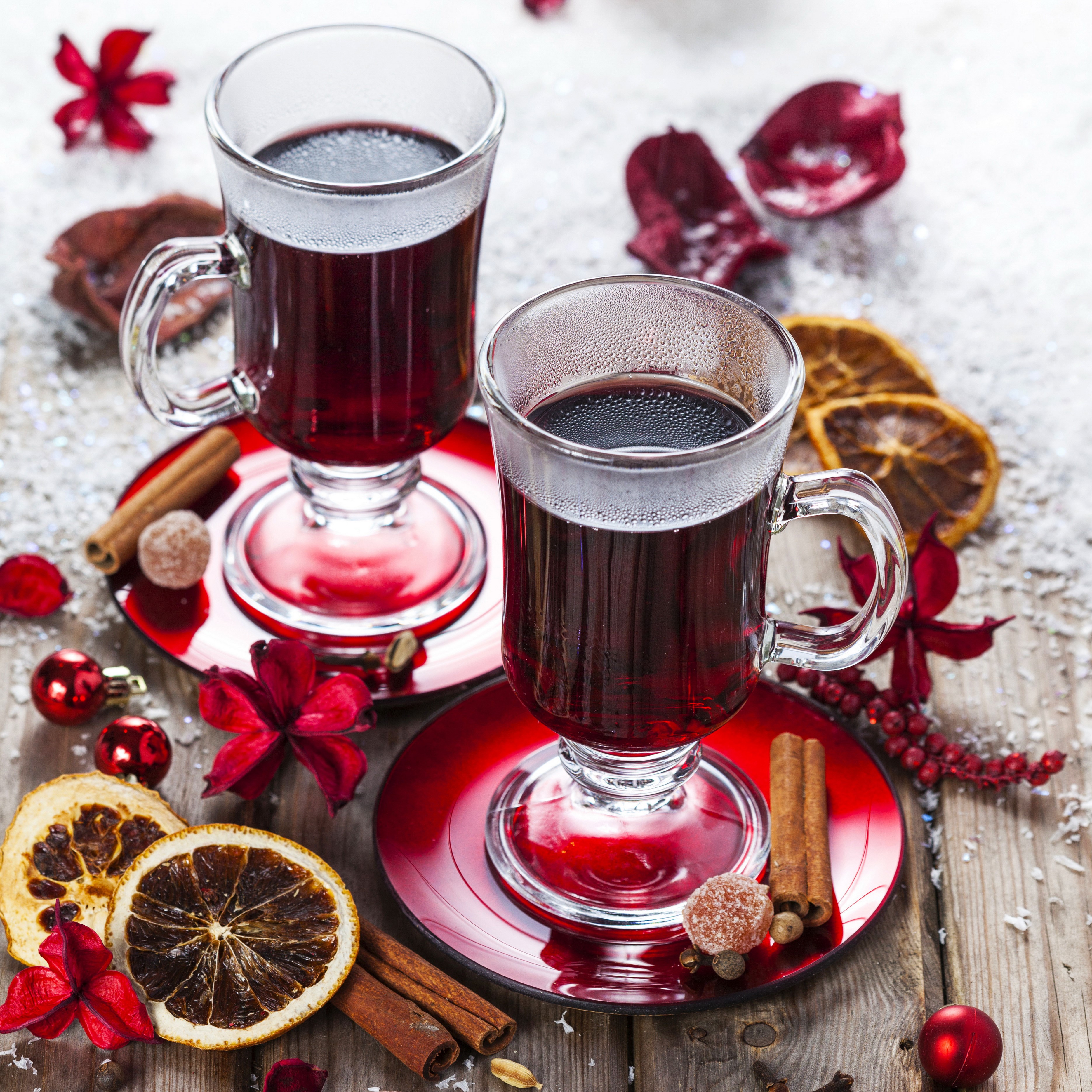 Two glasses of mulled wine with Christmas decorations HD Wallpaper