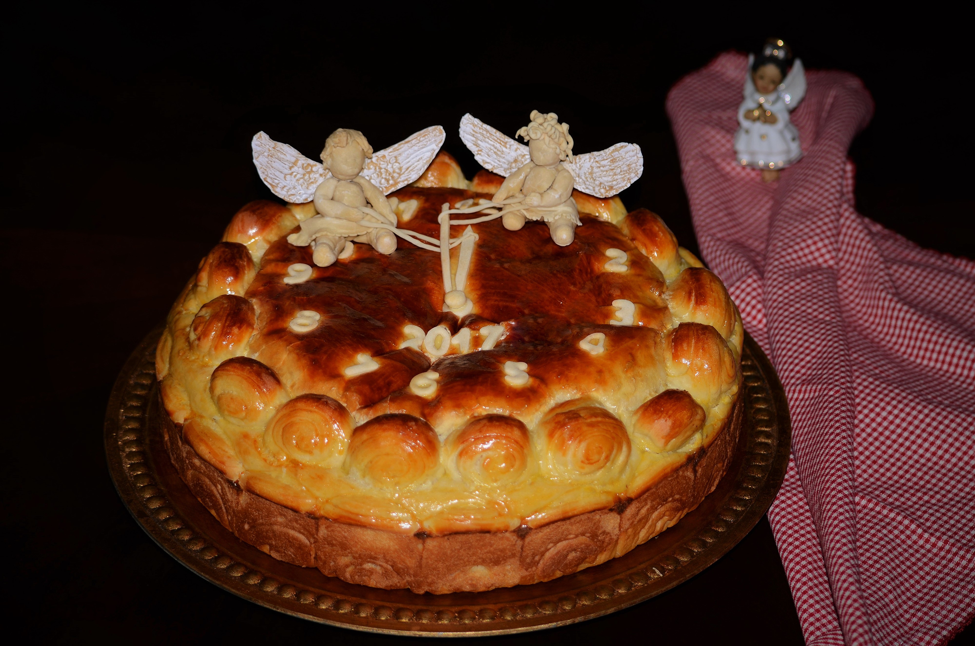 4K Pie with Angels and Clock Design HD Wallpaper