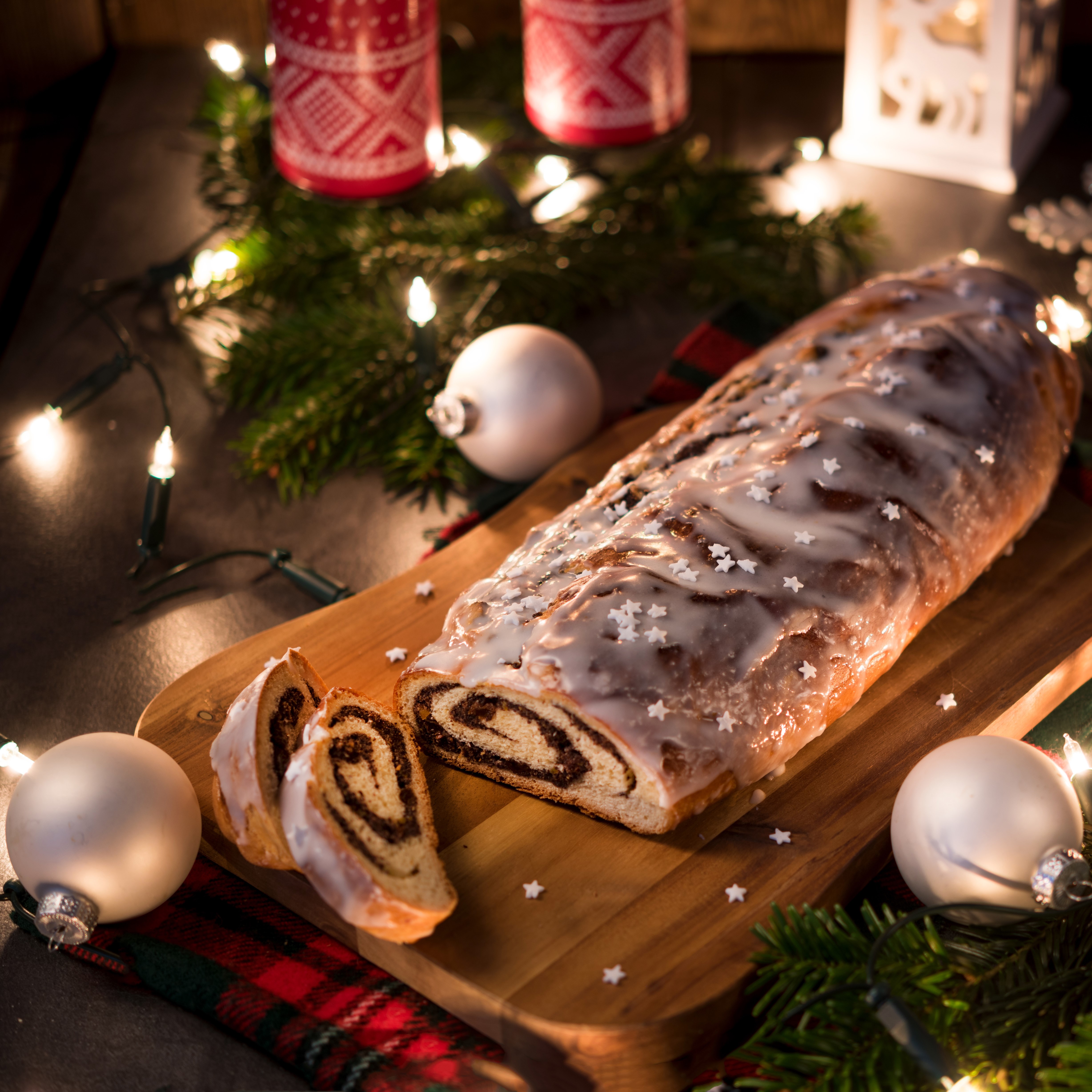Christmas poppy seed roll on a cutting board with decorations HD Wallpaper