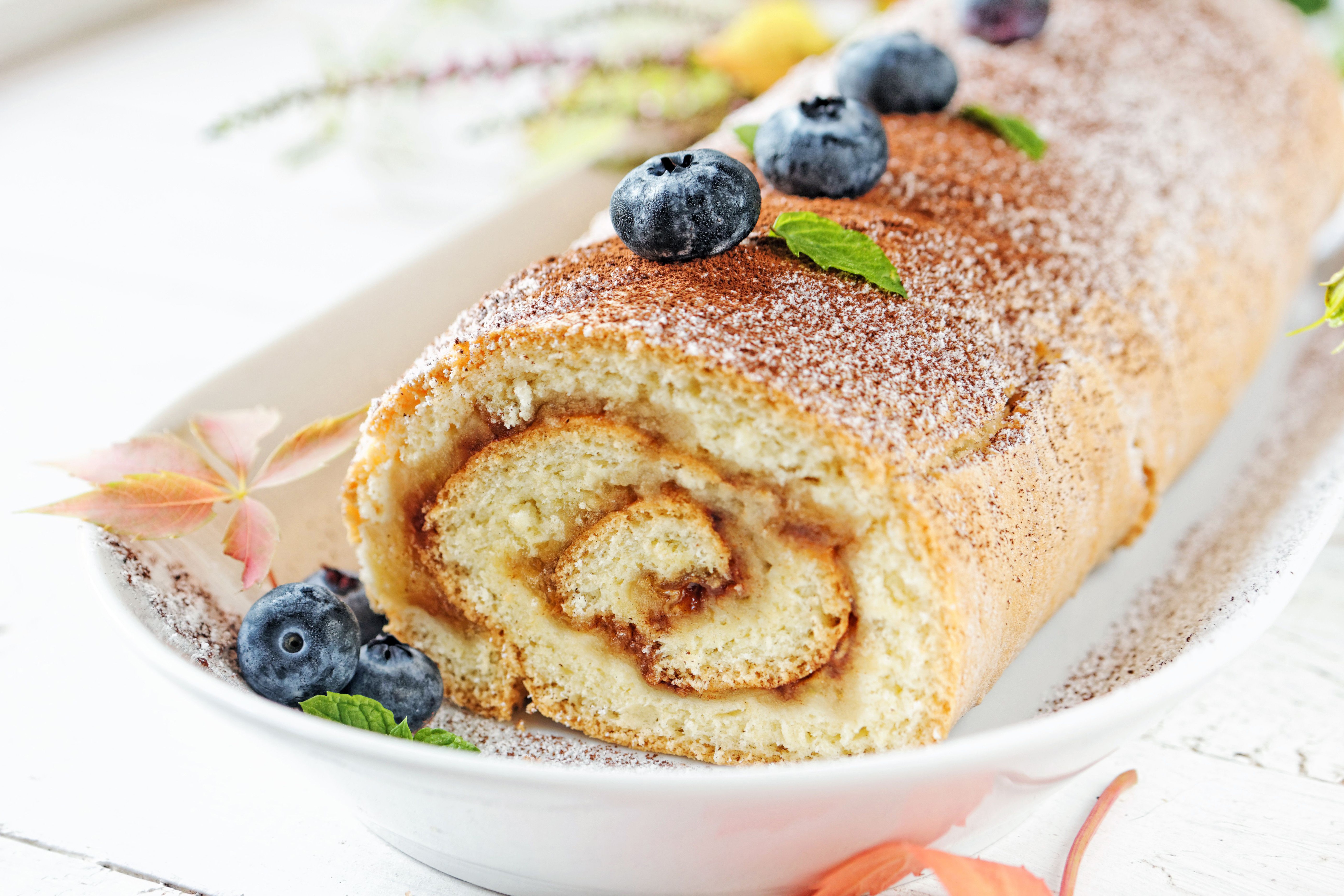 Swiss roll with blueberries and powdered sugar HD Wallpaper