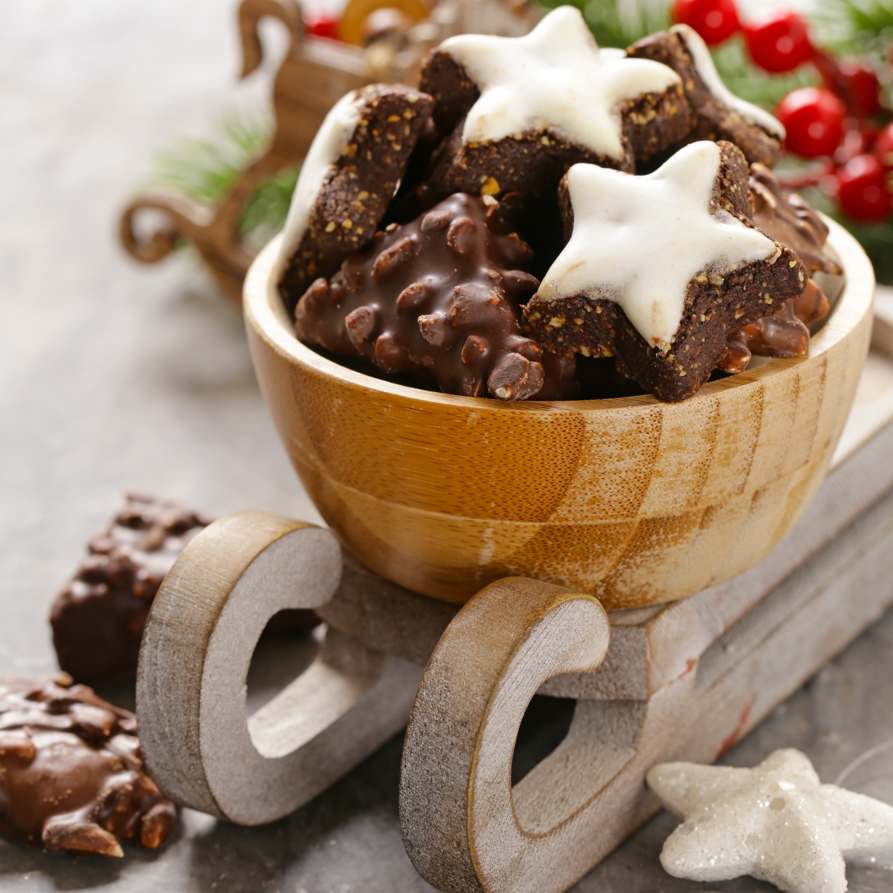 Christmas cookies in a wooden bowl on a sled HD Wallpaper