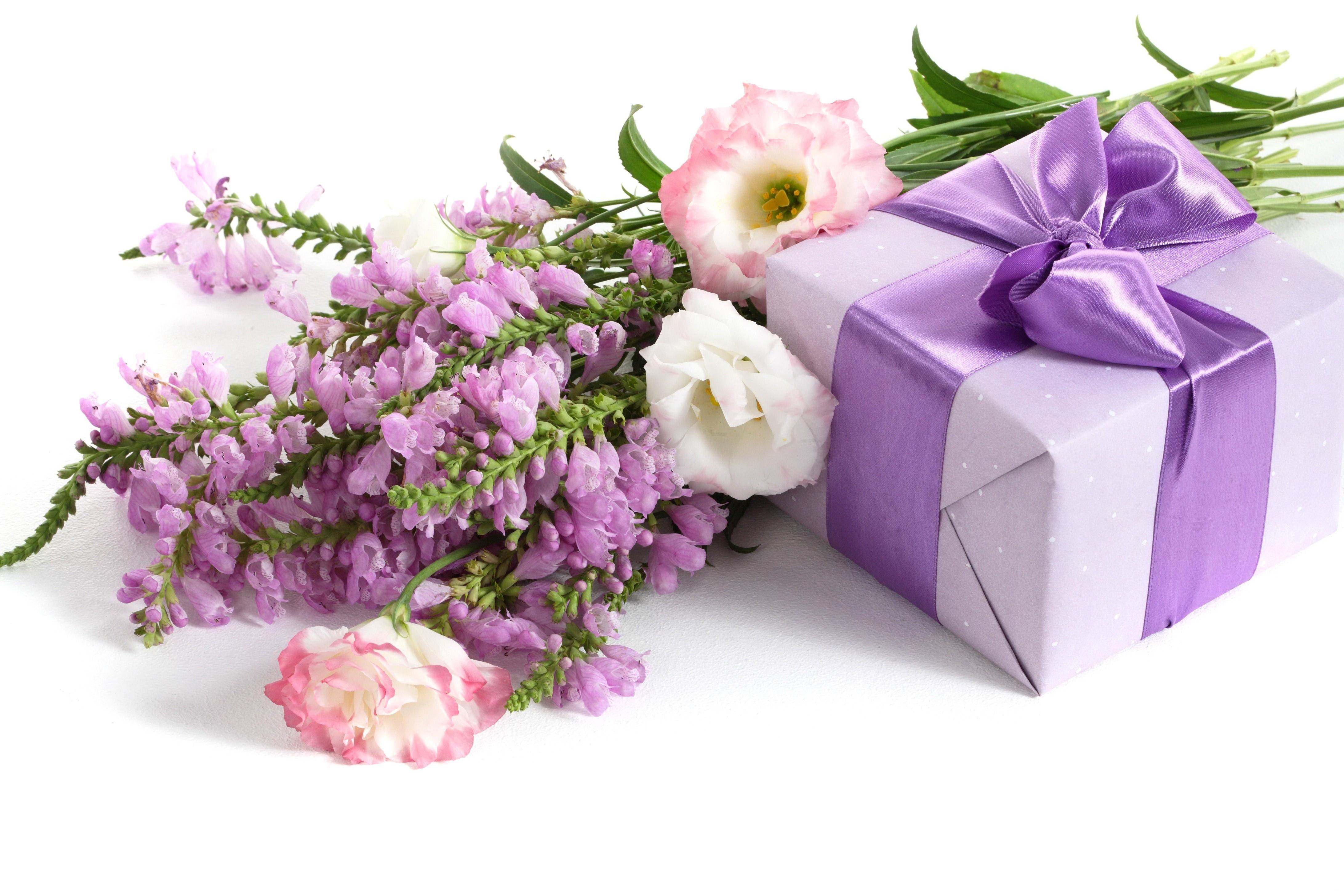 Bouquet of flowers and a gift box with a bow HD Wallpaper