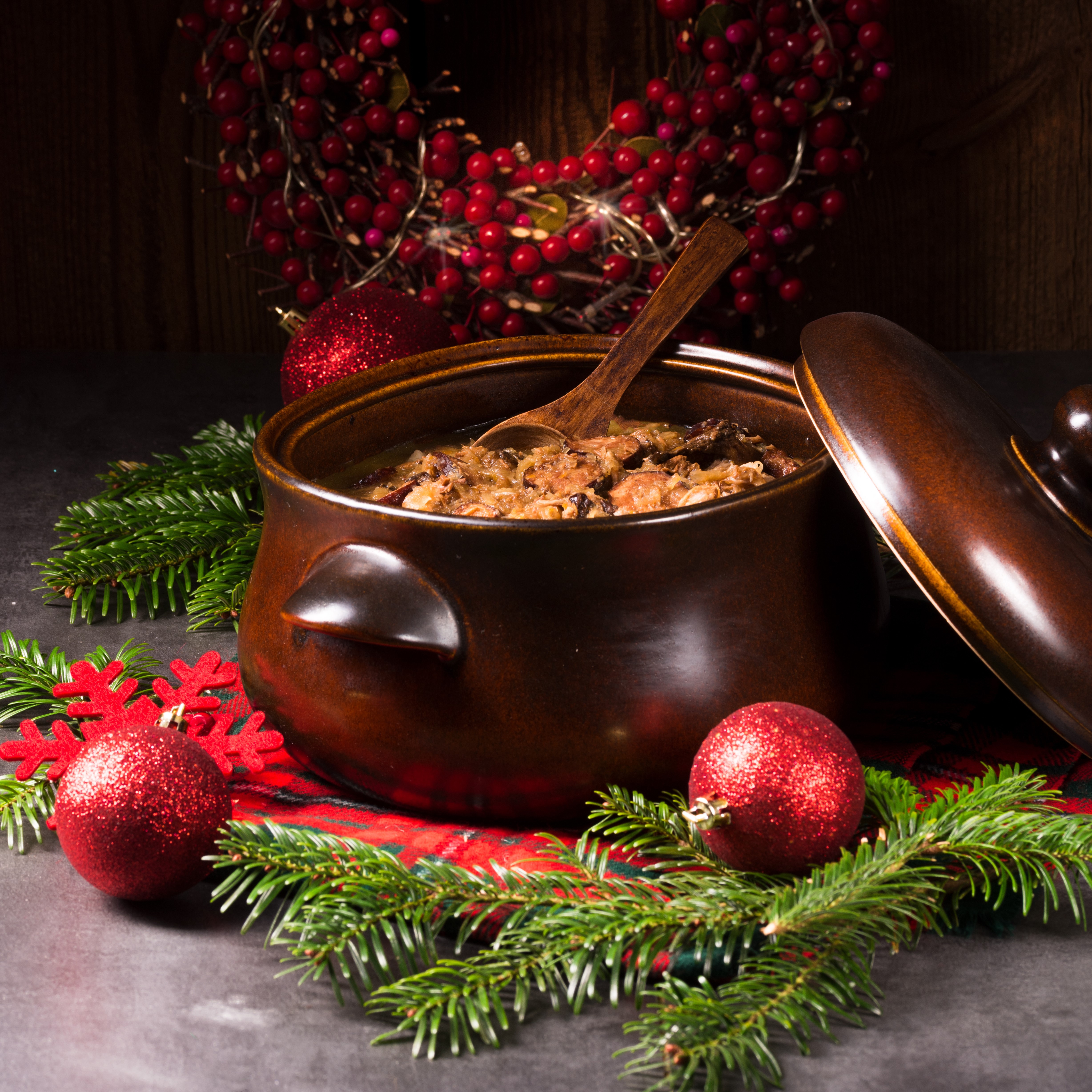 Christmas Stew in a Pot with Decorations HD Wallpaper